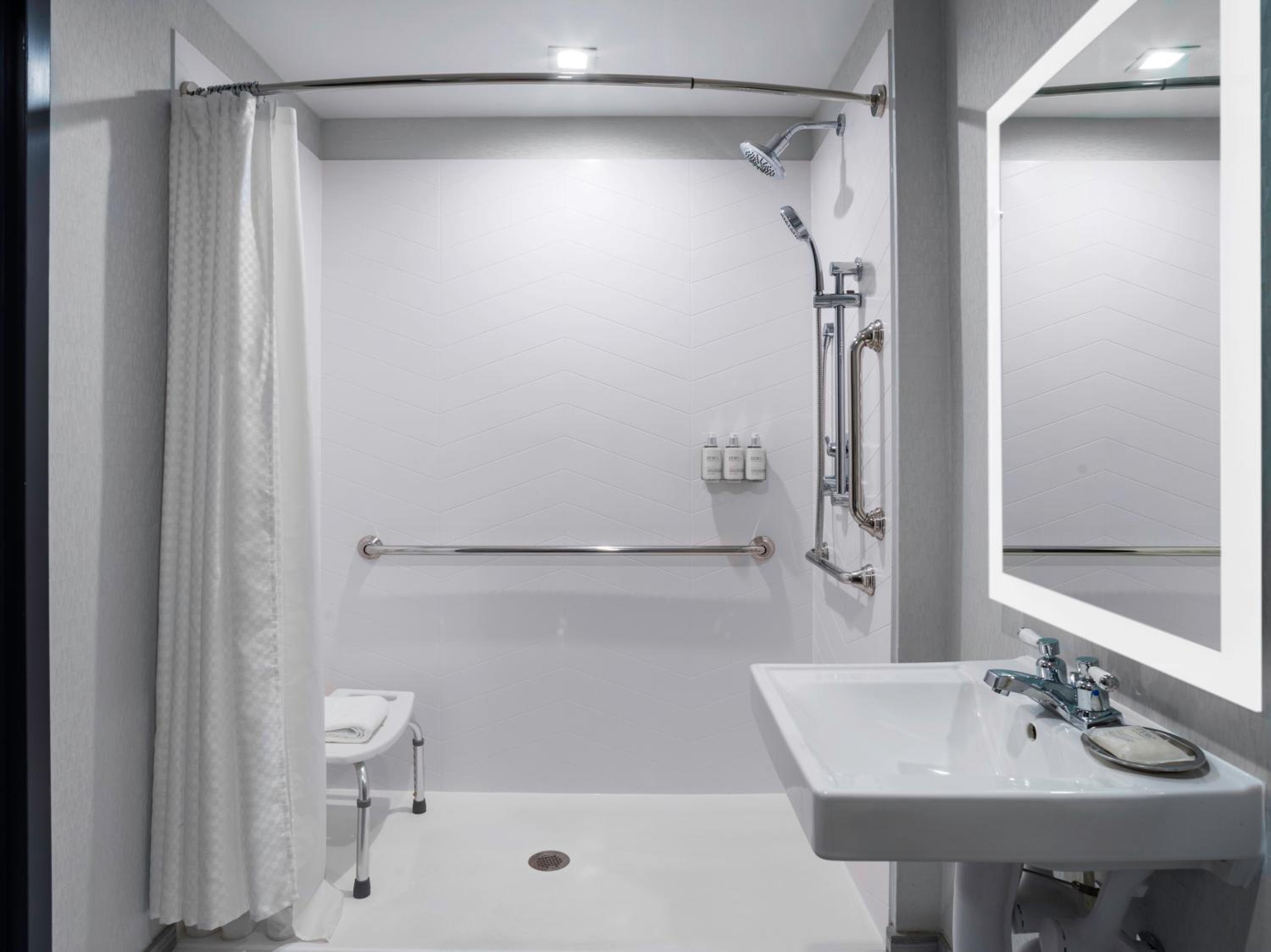 King Room with Hearing Accessible Roll In Shower - Non-Smoking - Photo 4