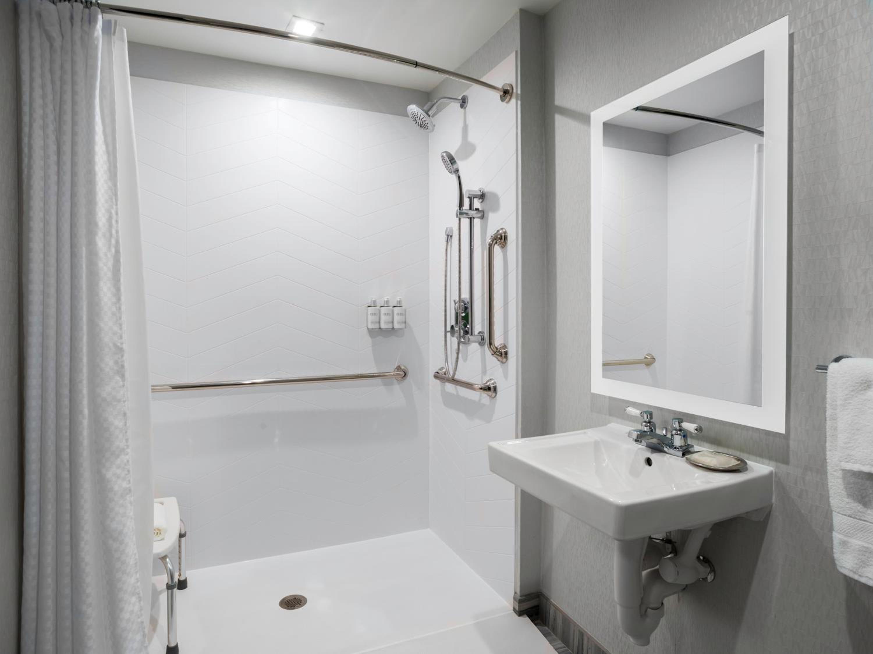 King Room with Hearing Accessible Roll In Shower - Non-Smoking - Photo 3