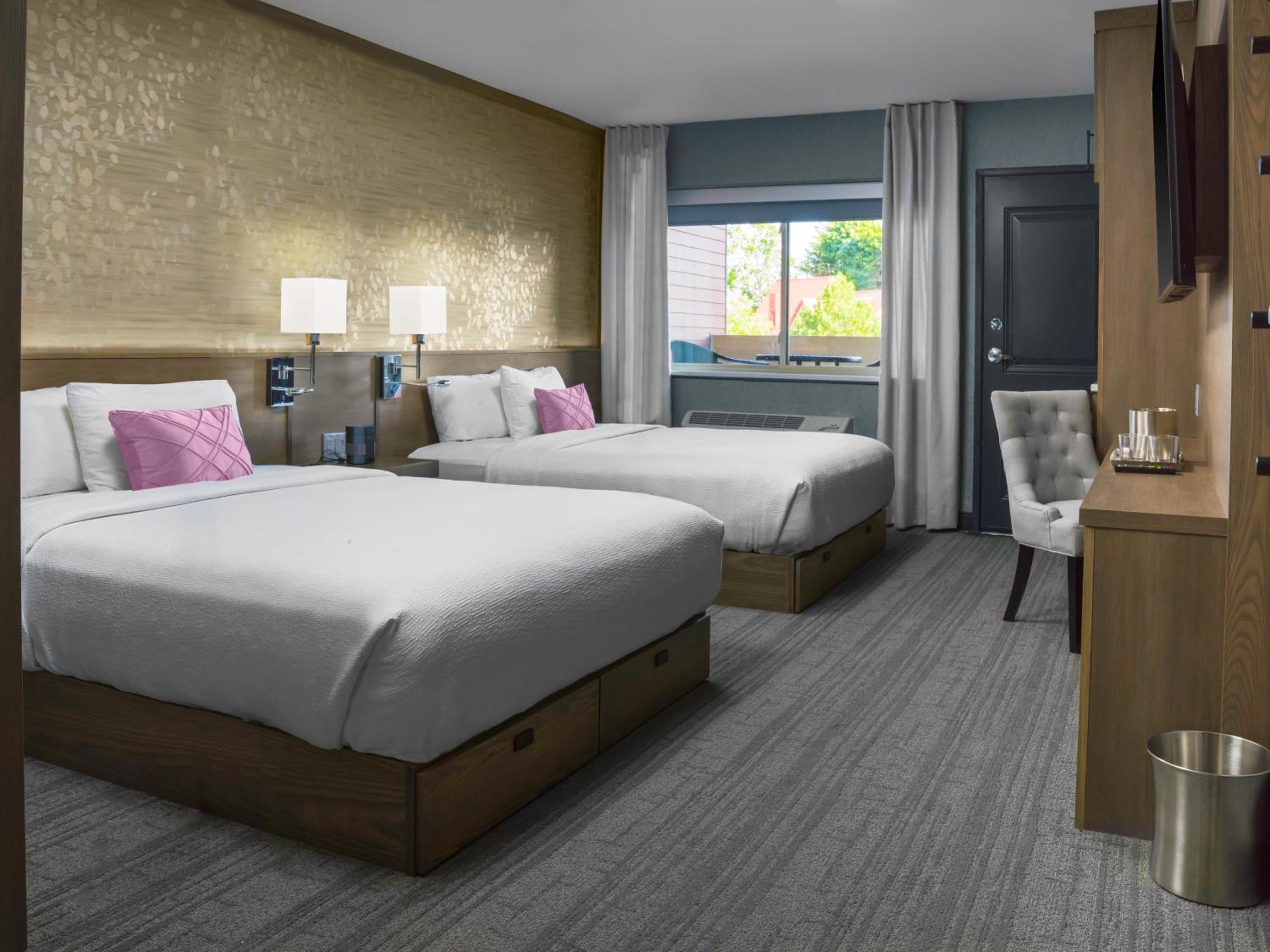 Standard Queen Room with Two Queen Beds - Photo 2