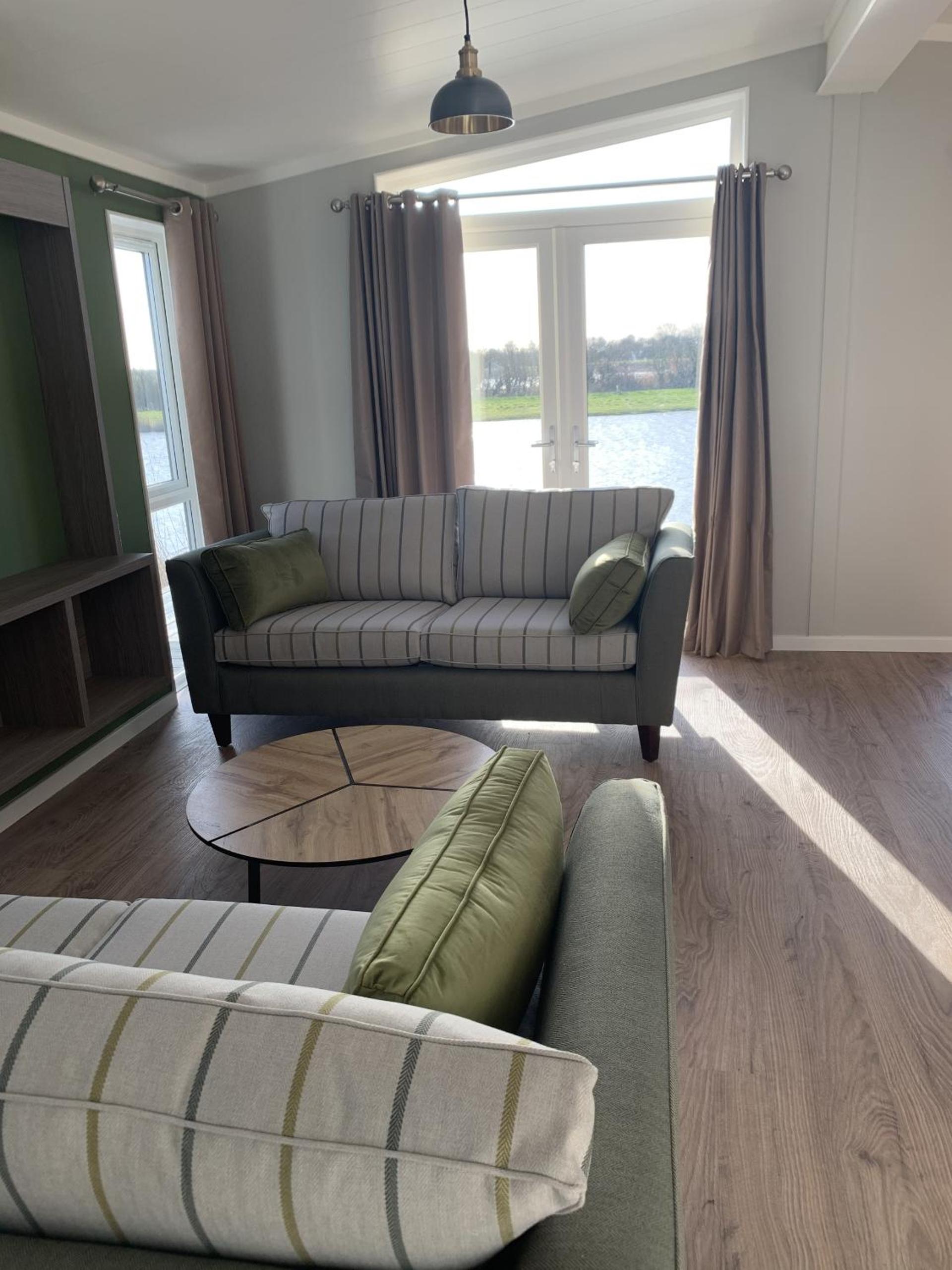Apartment with Lake View - Photo 3