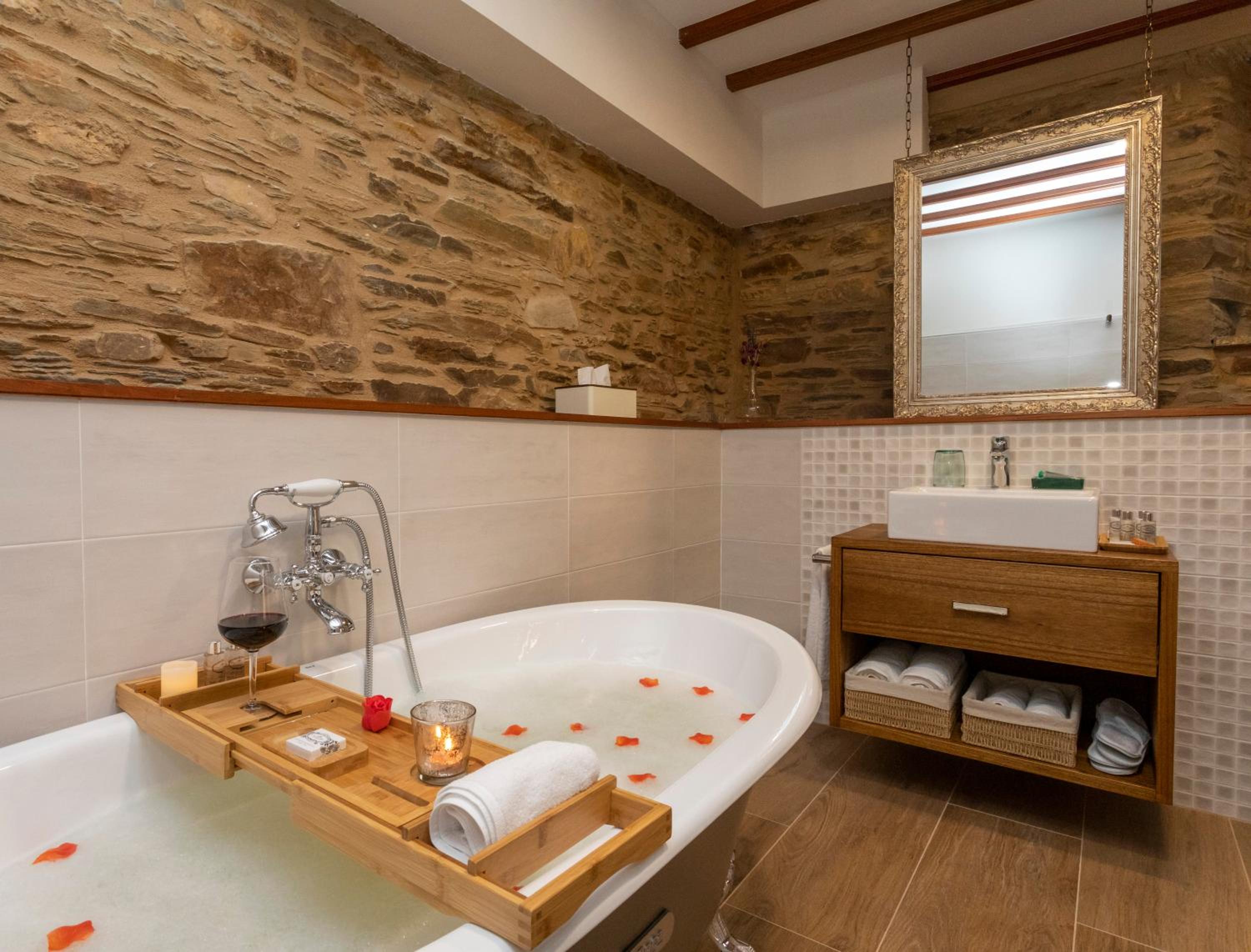Deluxe King Suite photo 3