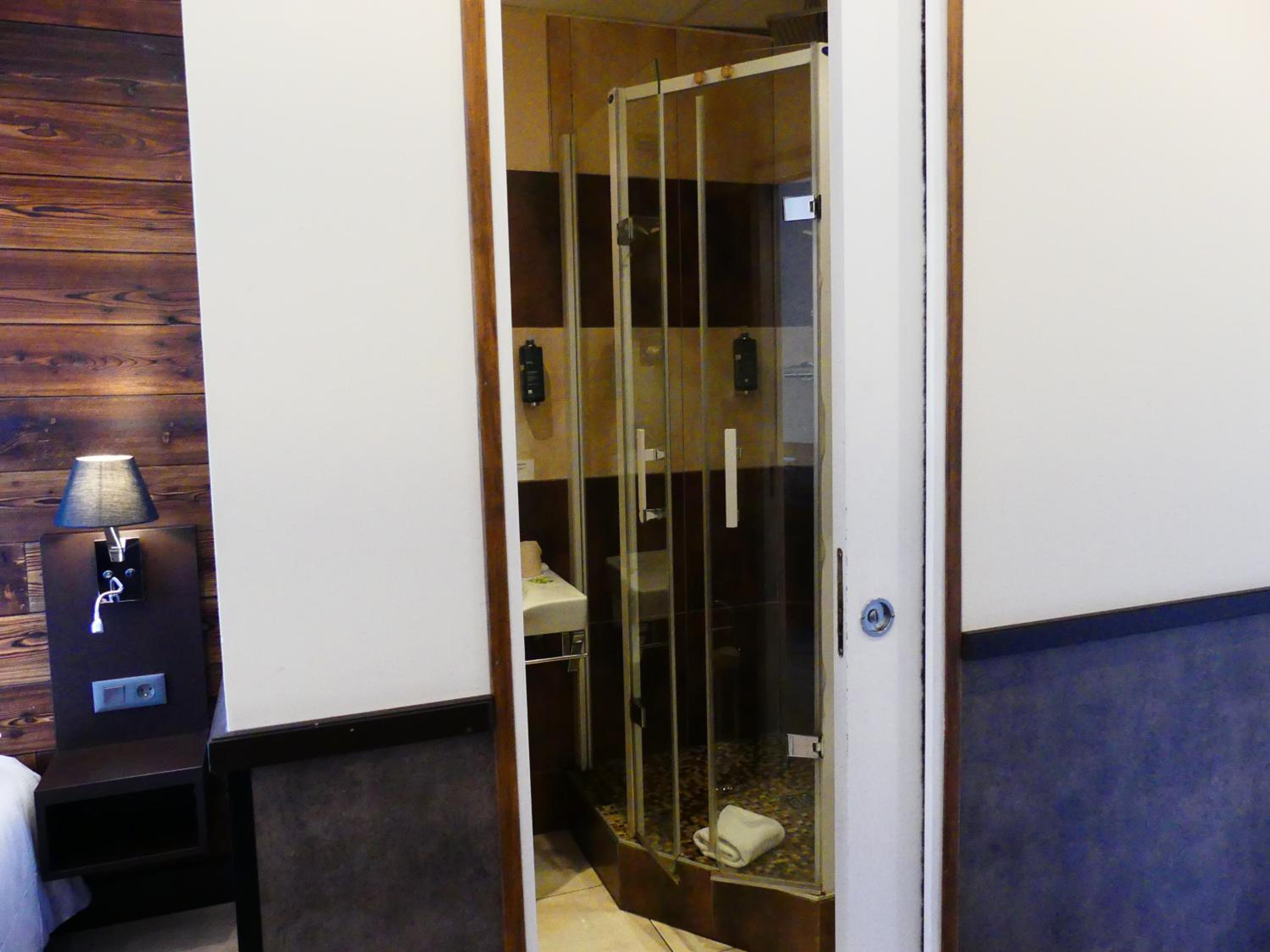 Standard Double Room only accessible by stairs - Photo 5
