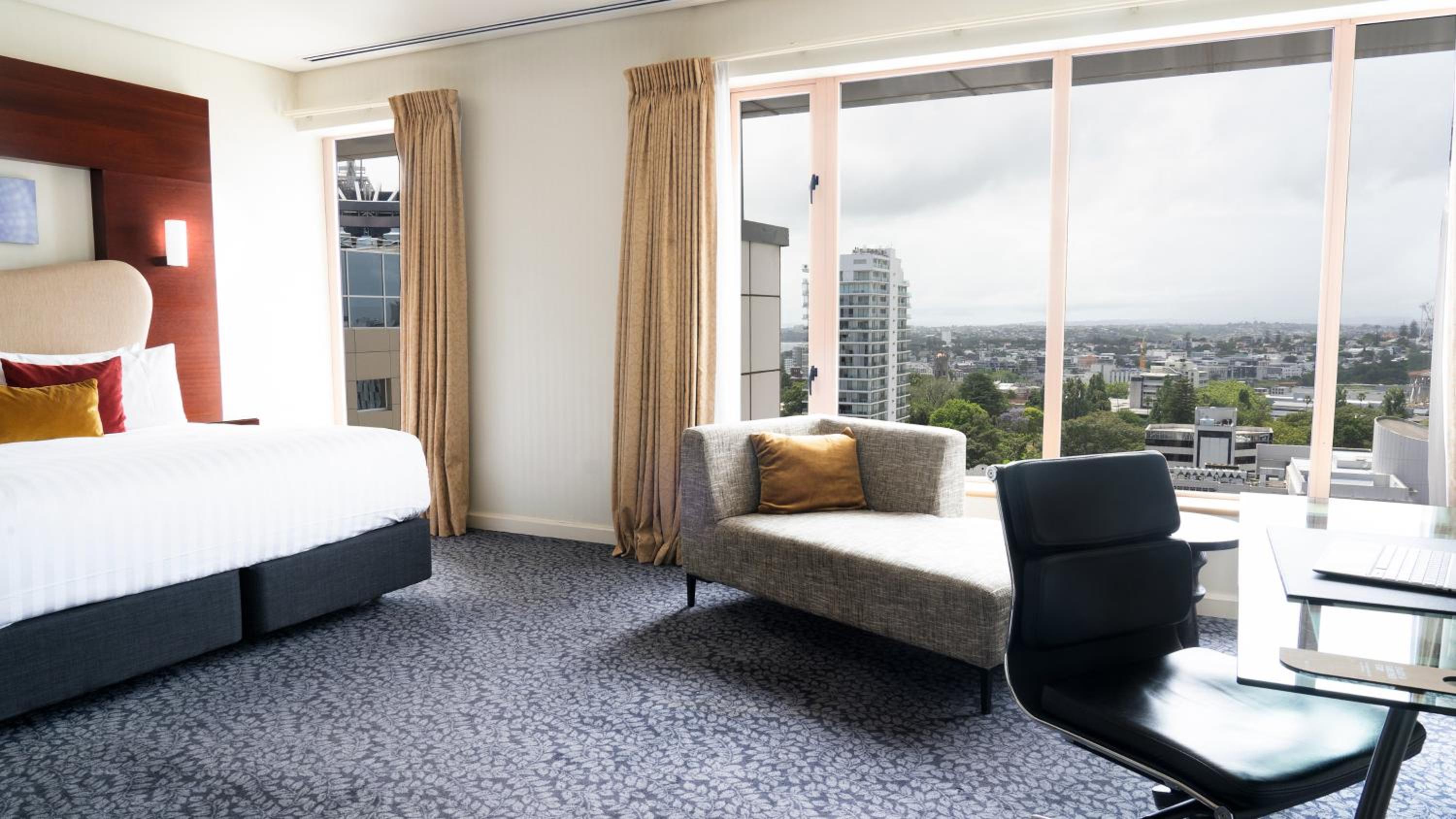 Premium King Room with City High Floor View and Lounge Access - Photo 7