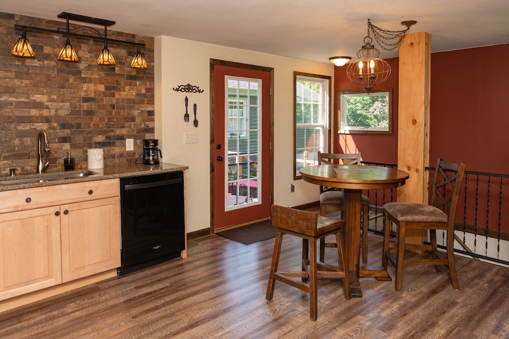 Romantic Suite, Private Bathroom (Farmhouse Suite) photo 2