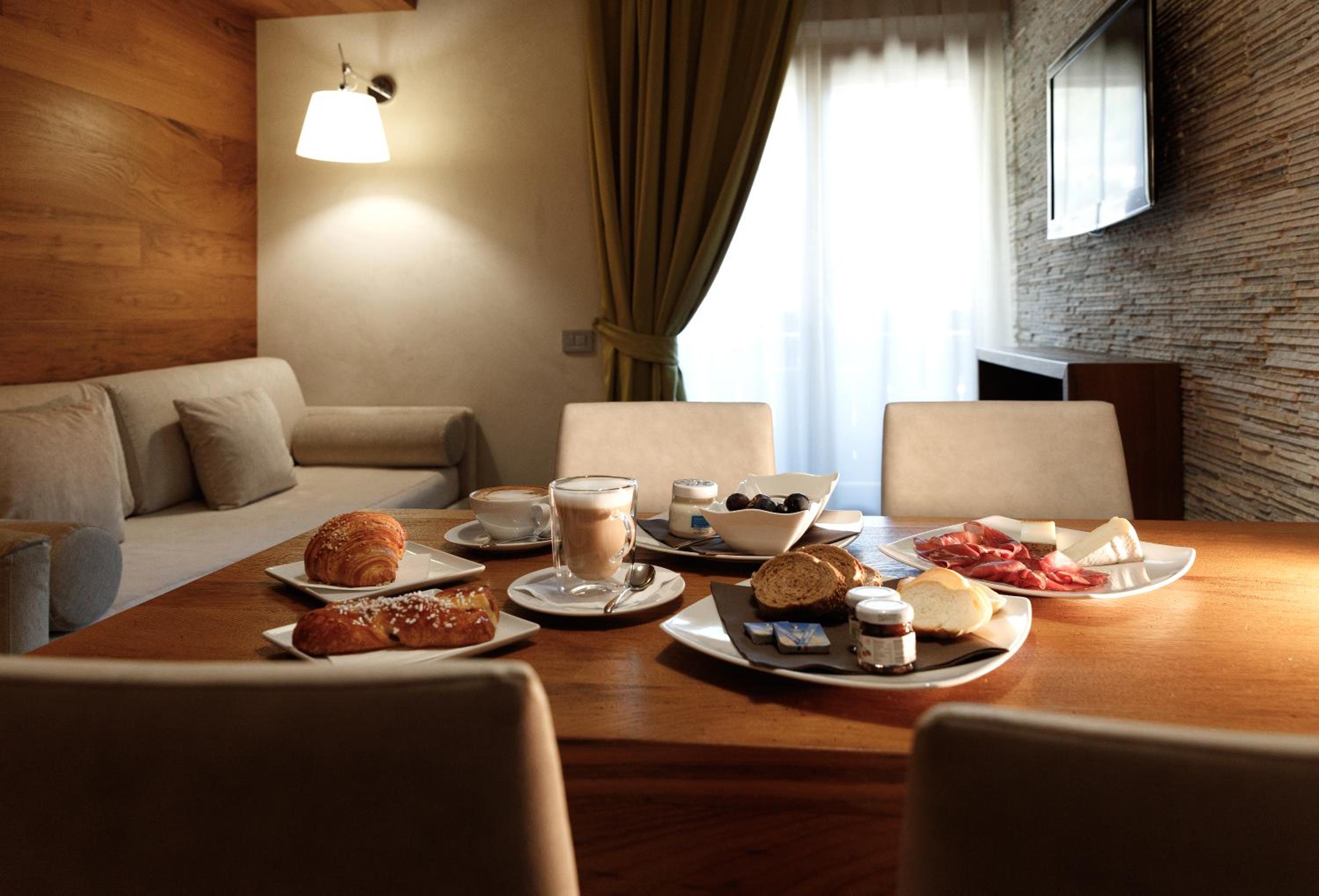 Luxury Suite with Balcony - Photo 2