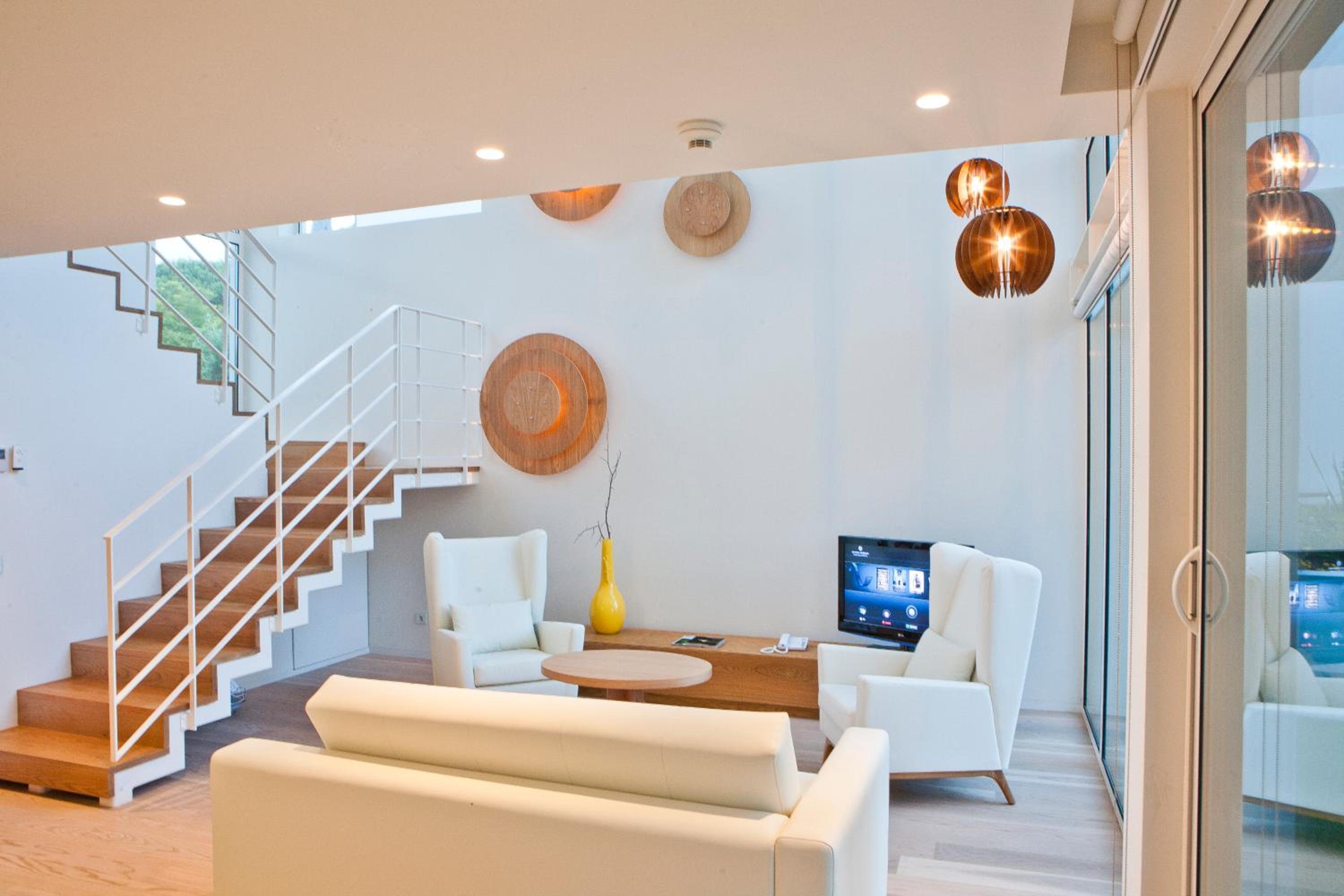 Deluxe Villa (4 Adults + 2 Children)
