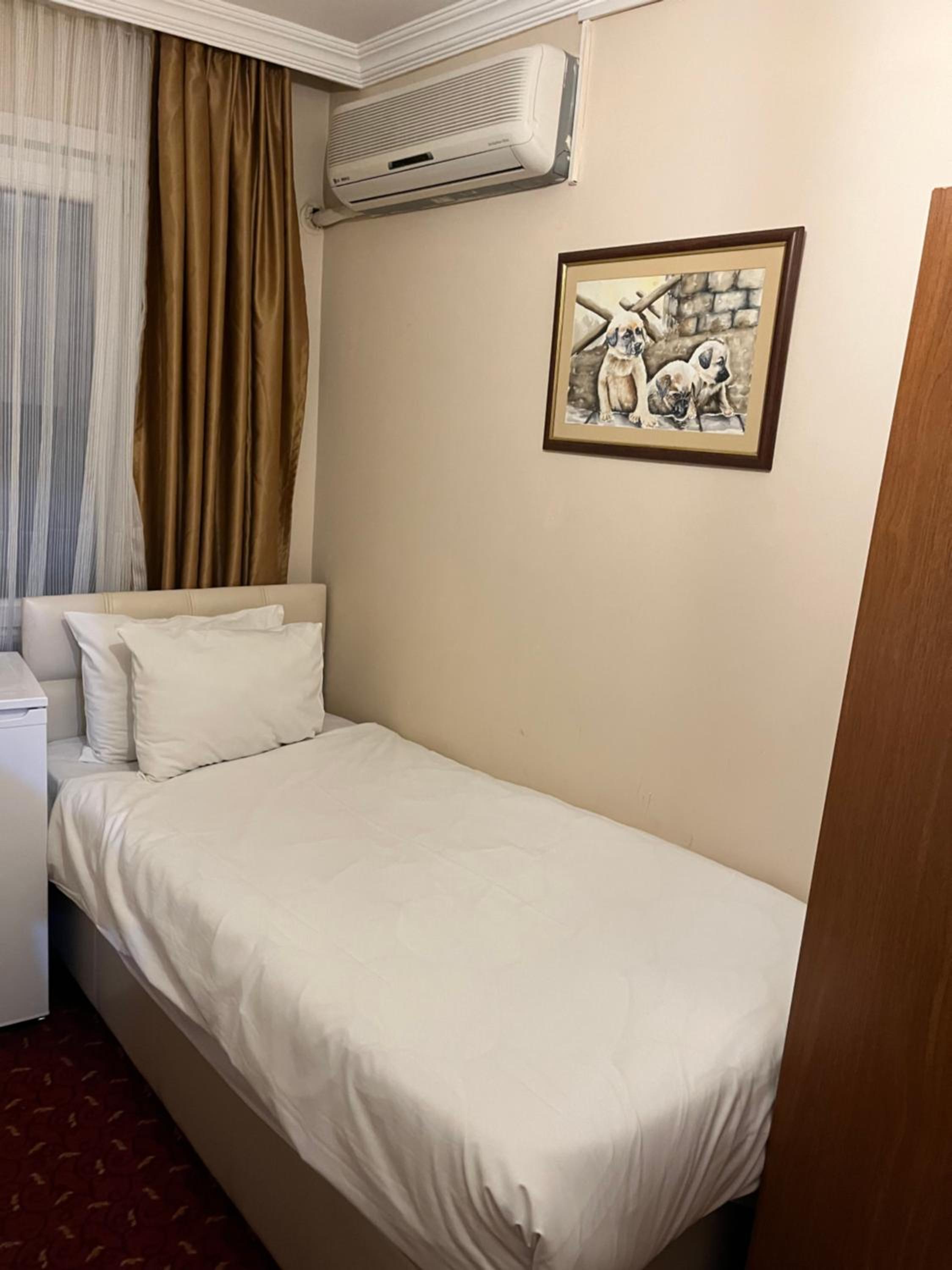 Single Room with Bathroom photo 3