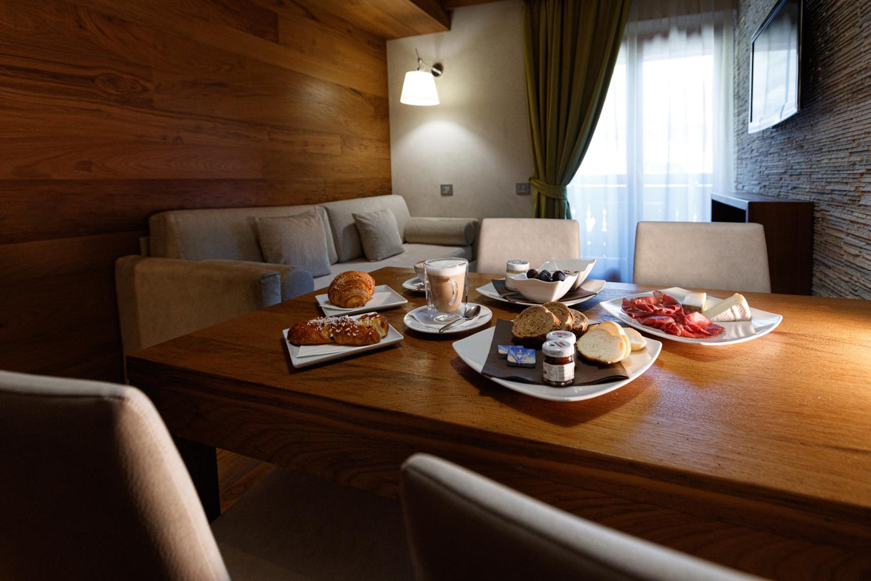 Luxury Suite with Balcony - Photo 3