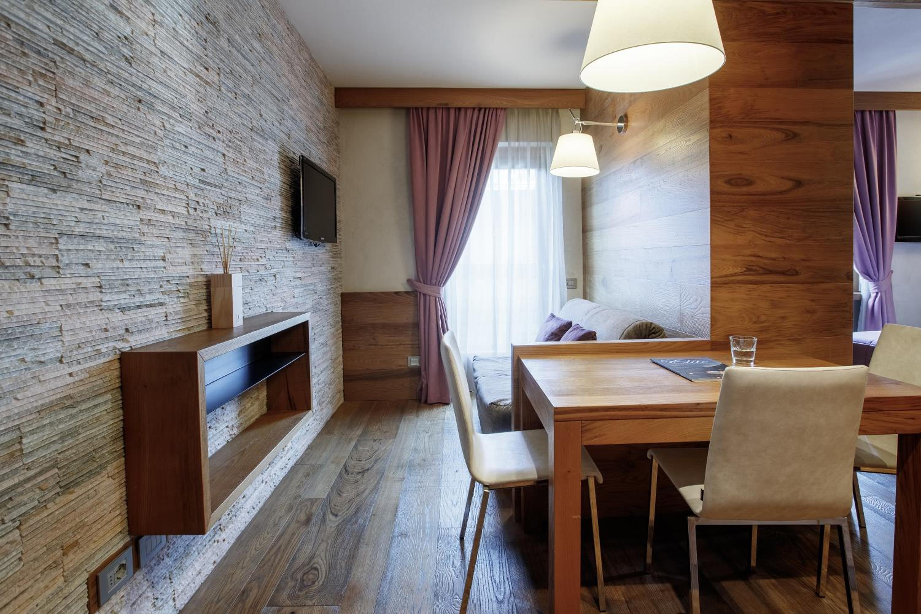Deluxe Suite with Balcony - Photo 5