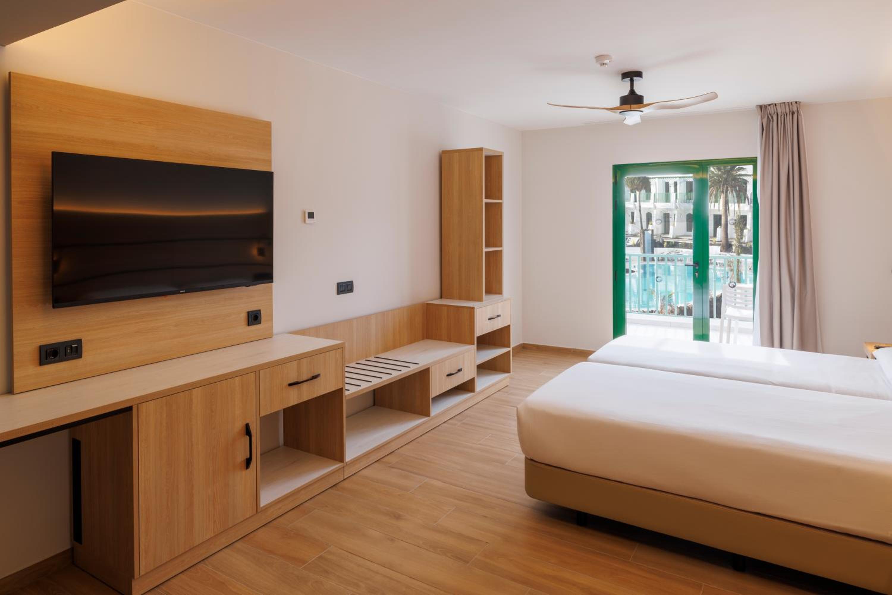 Suite Junior con vista a la piscina