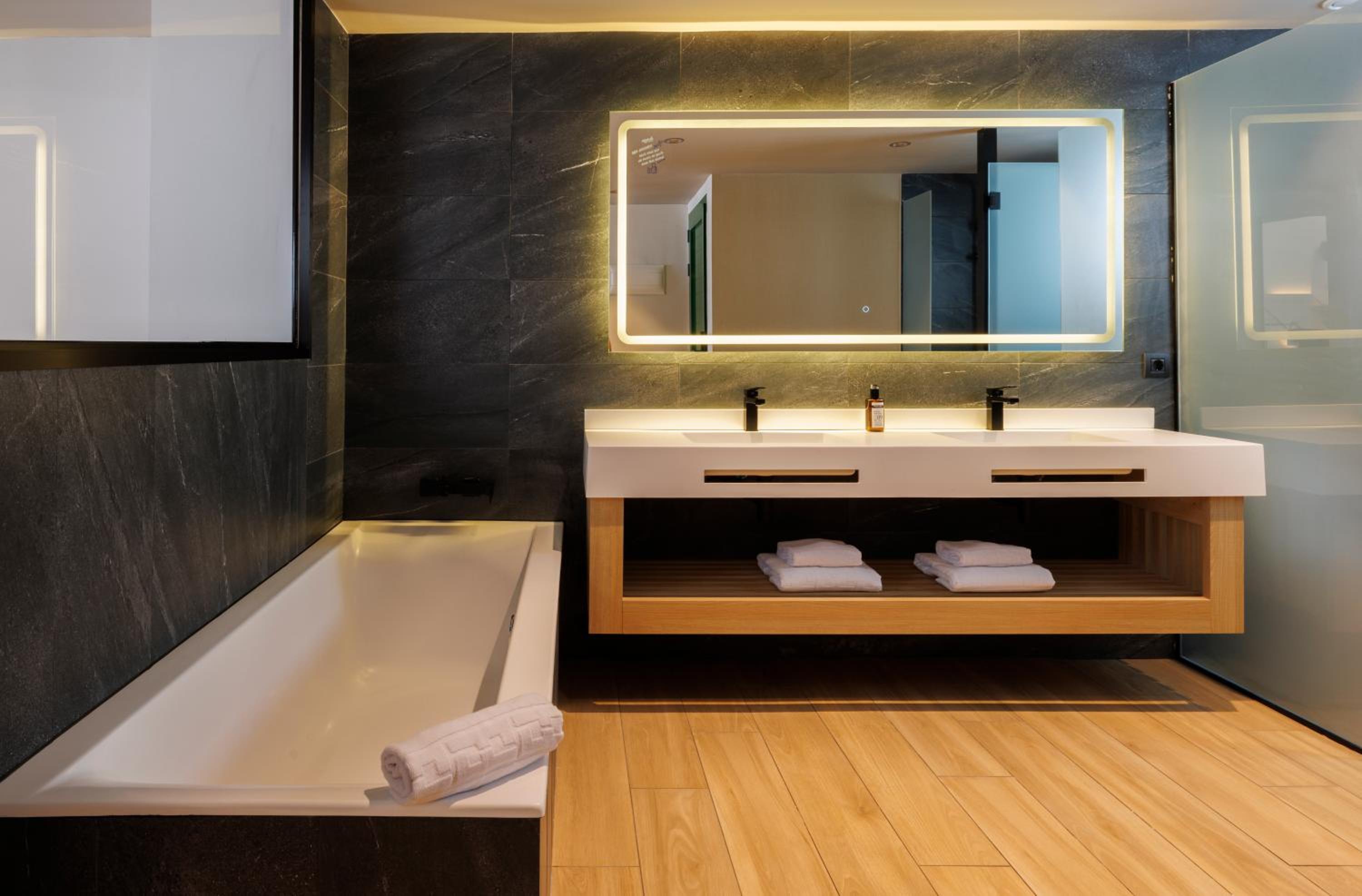 Suite Junior con vista a la piscina