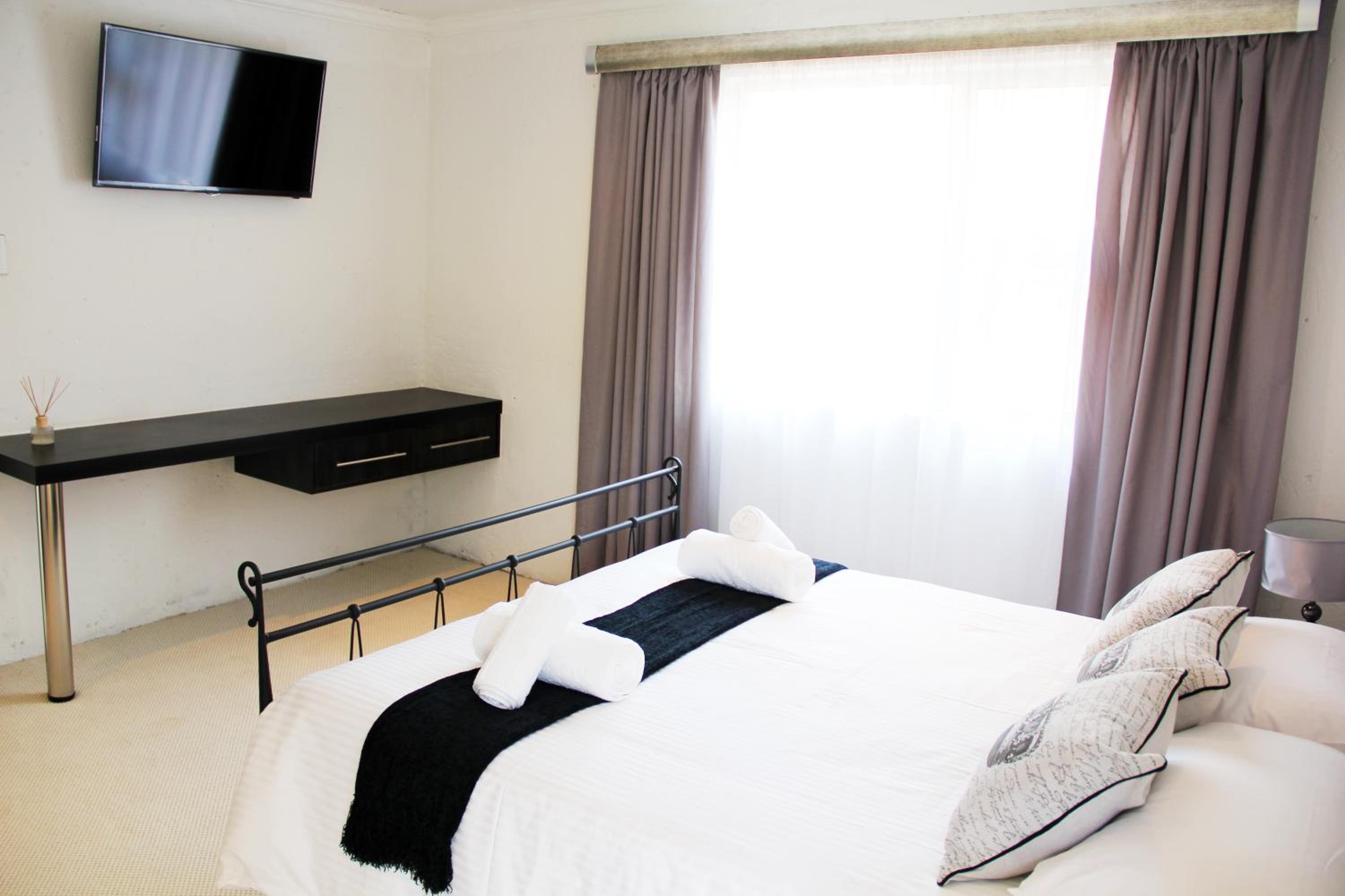 Standard Double Room with bath and shower photo 3