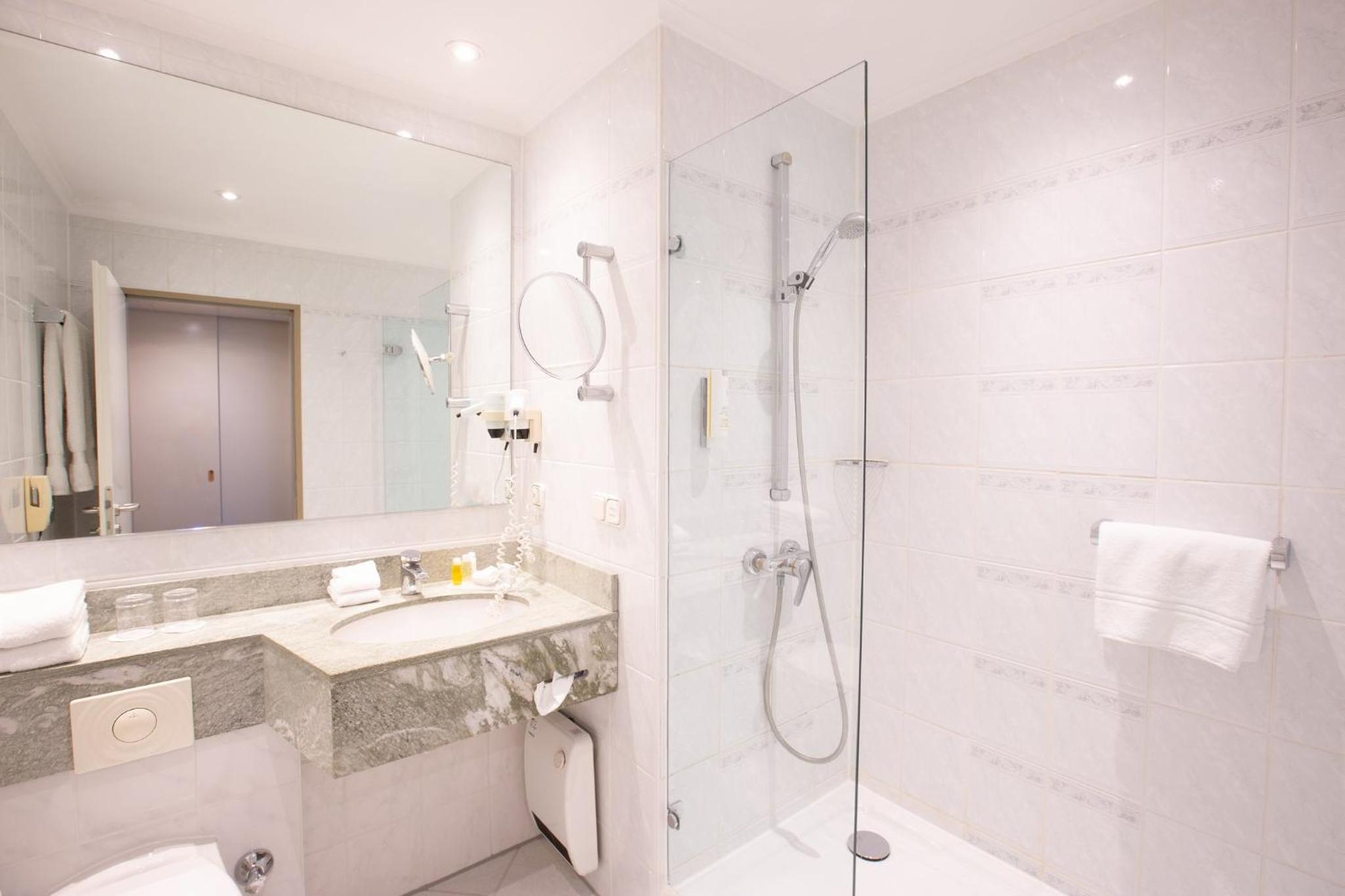 Standard Queen Room with Balcony and Mini-bar - Photo 7