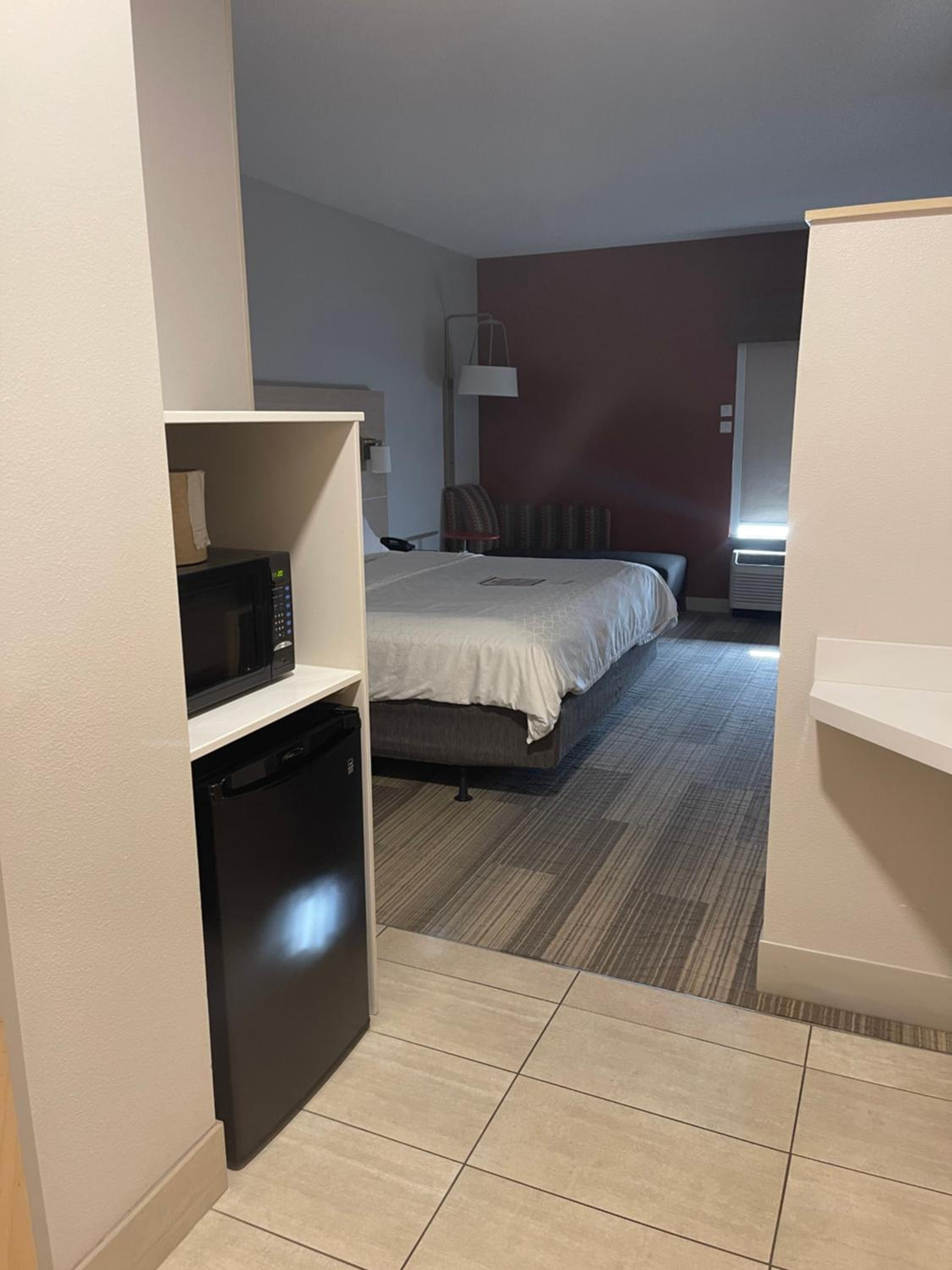 King Room - Hearing Accessible - Roll-in Shower - Photo 1