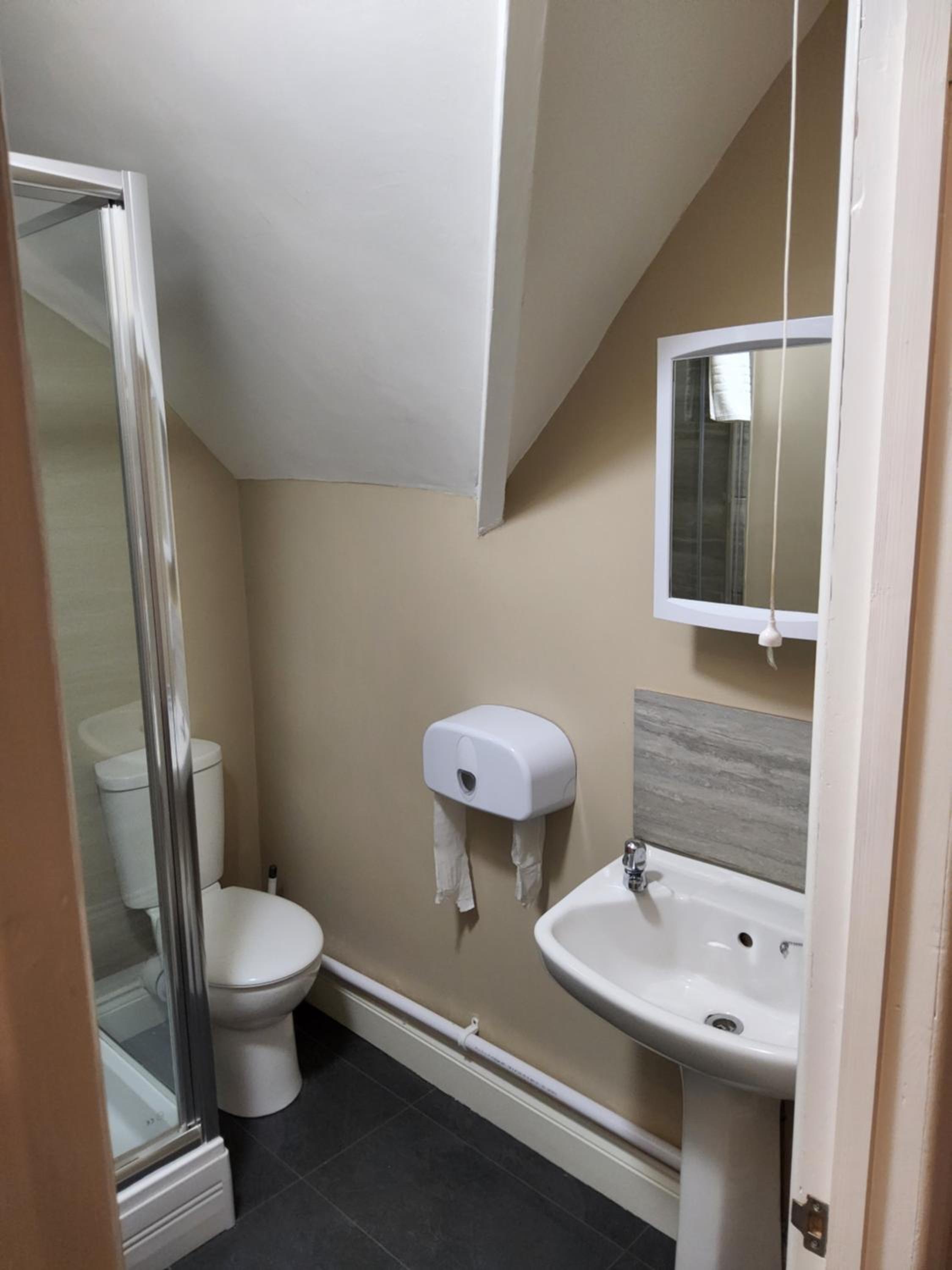 Twin Room with Shower - Photo 4