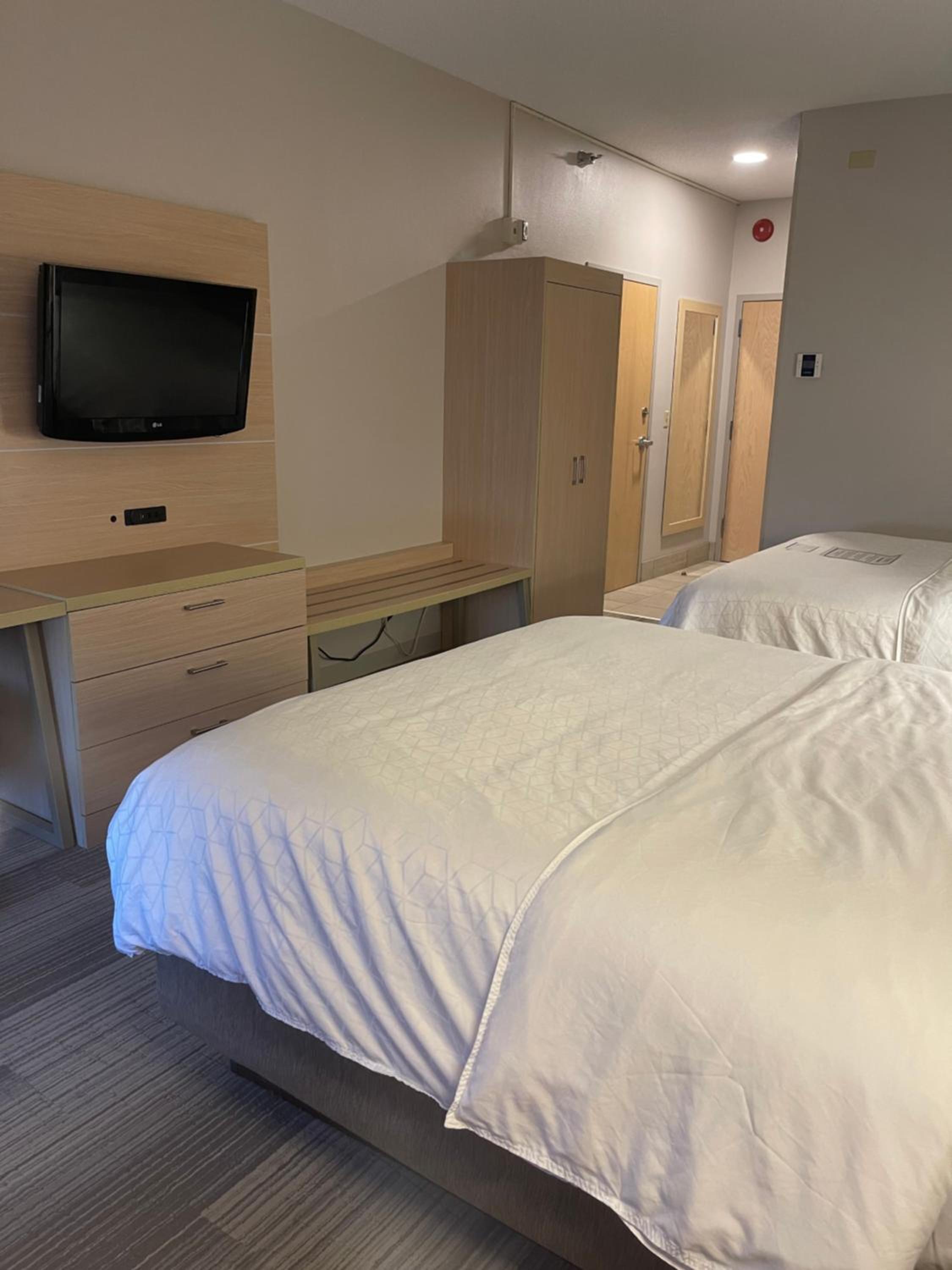 Room with Two Beds - Hearing Accessible - Non-Smoking - Photo 4