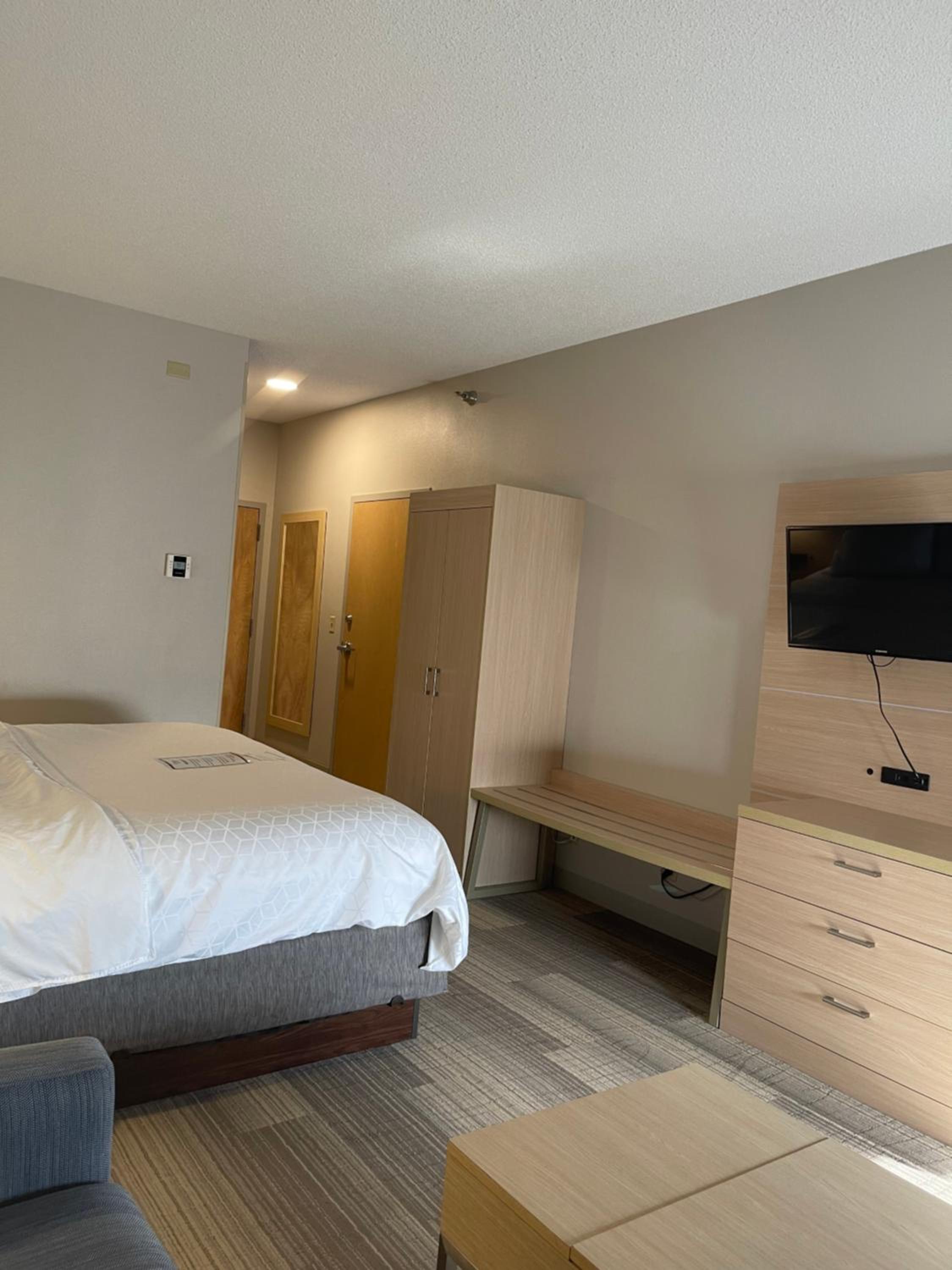 Standard King Room with Sofa Bed - Photo 6