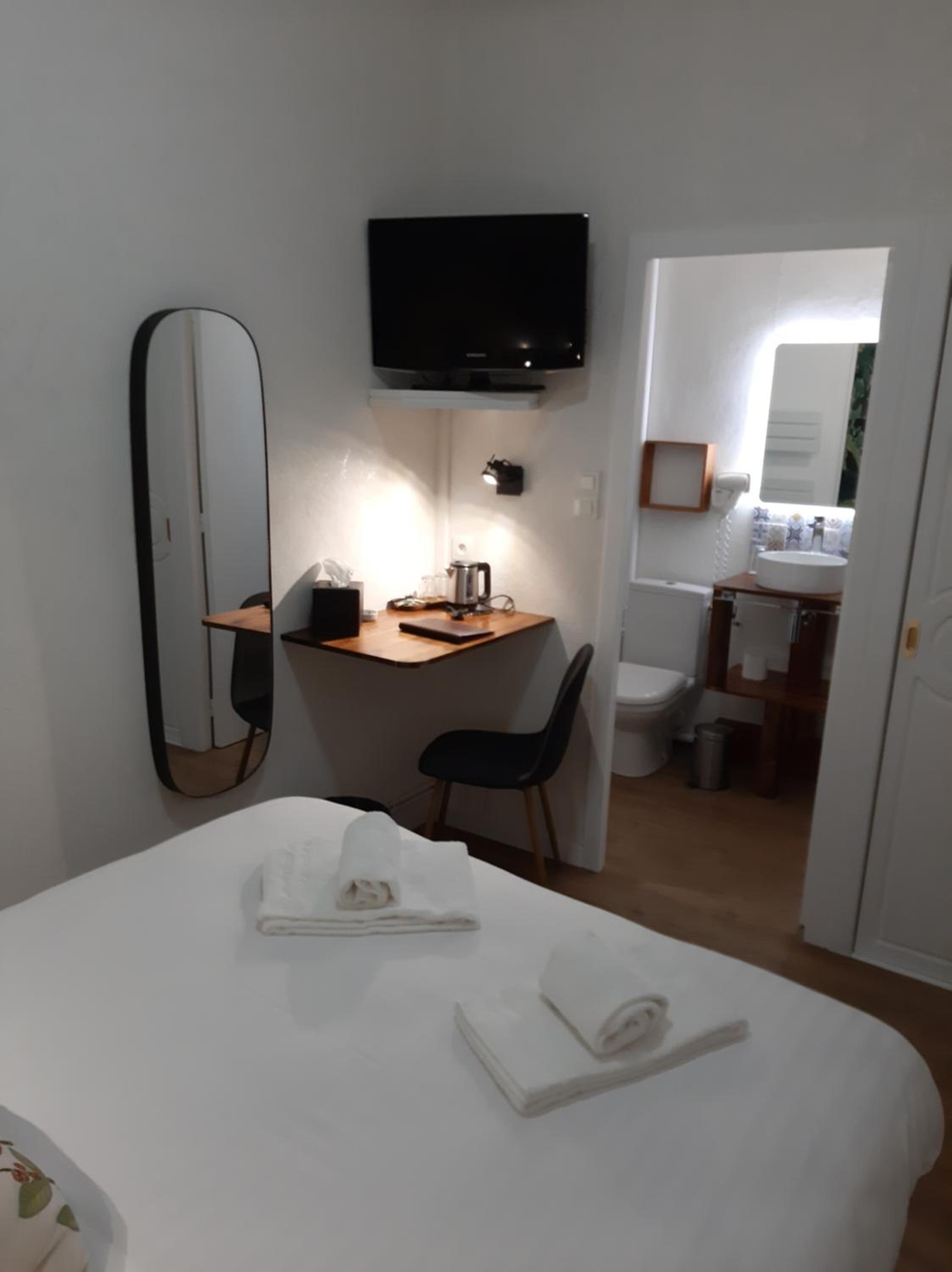 Standard Double Room - Photo 3