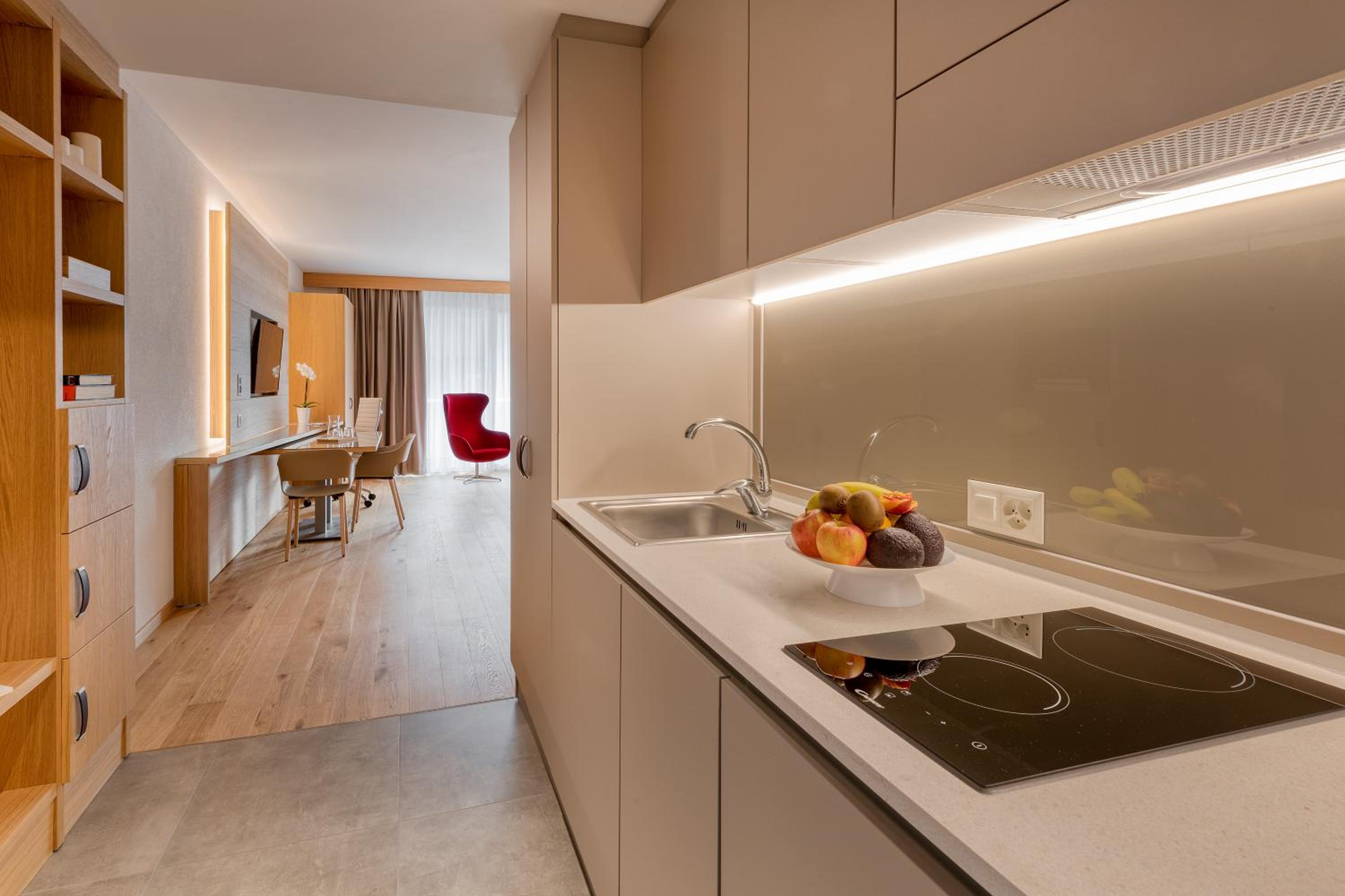 Courtyard Queen Room with Kitchenette - Photo 3