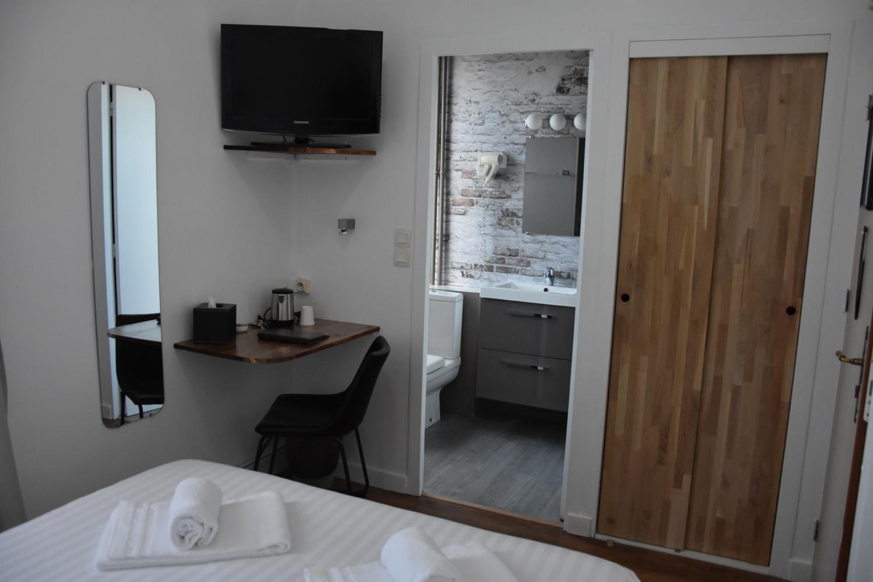 Standard Double Room - Photo 7
