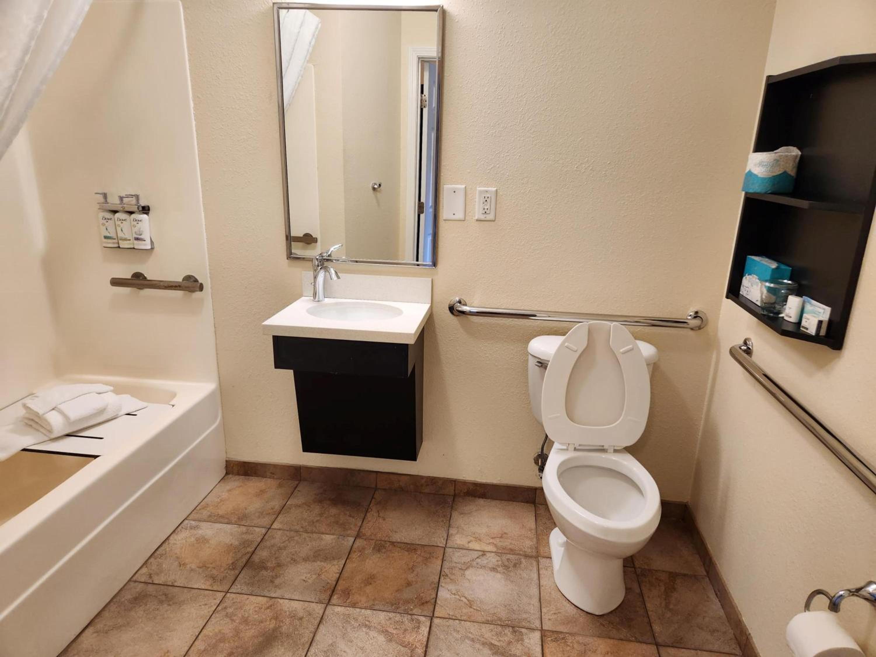 Queen Room - Mobility/Hearing Access - Non-Smoking  - Photo 4