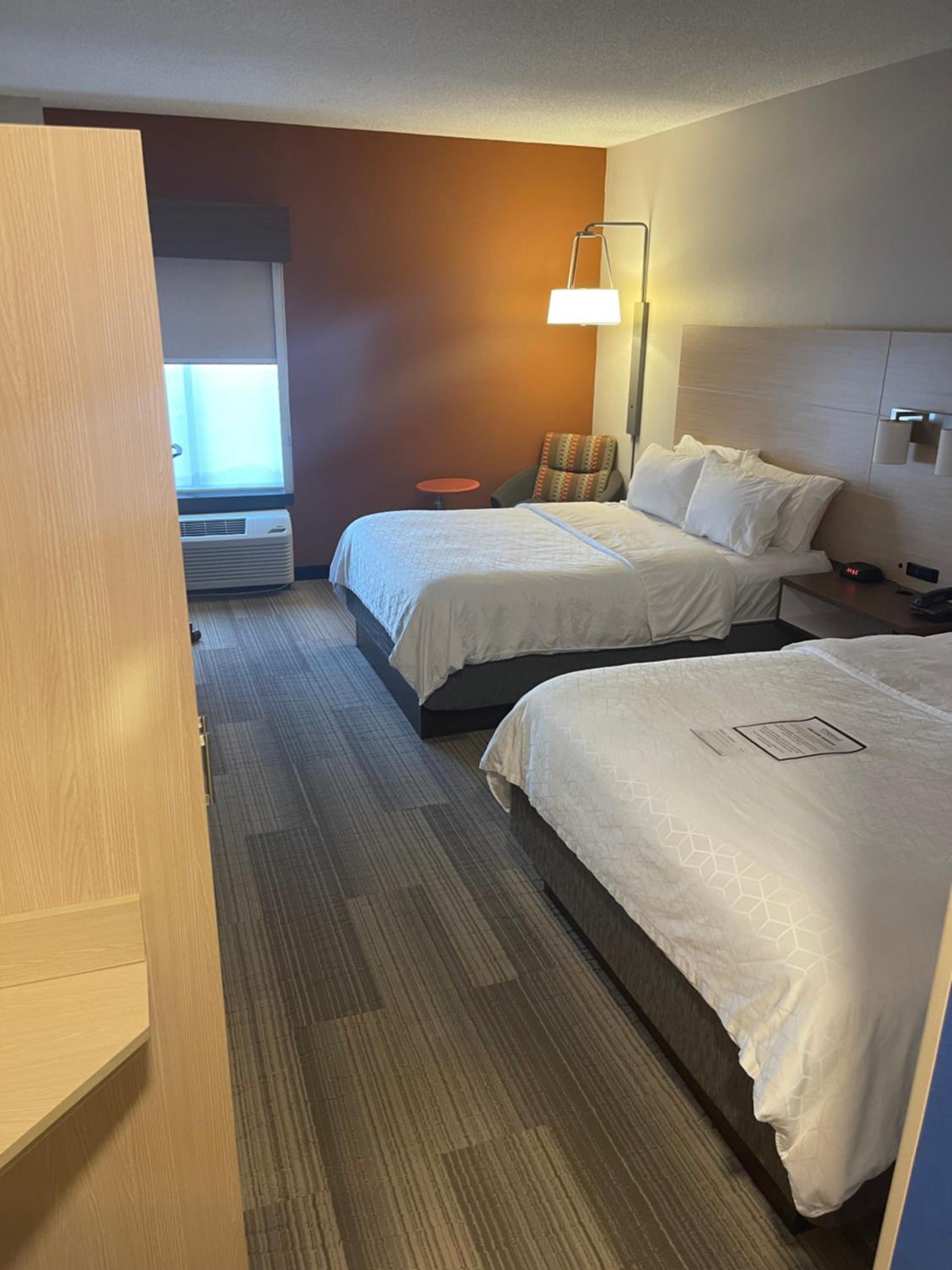Standard Queen Room with Two Queen Beds - Photo 5