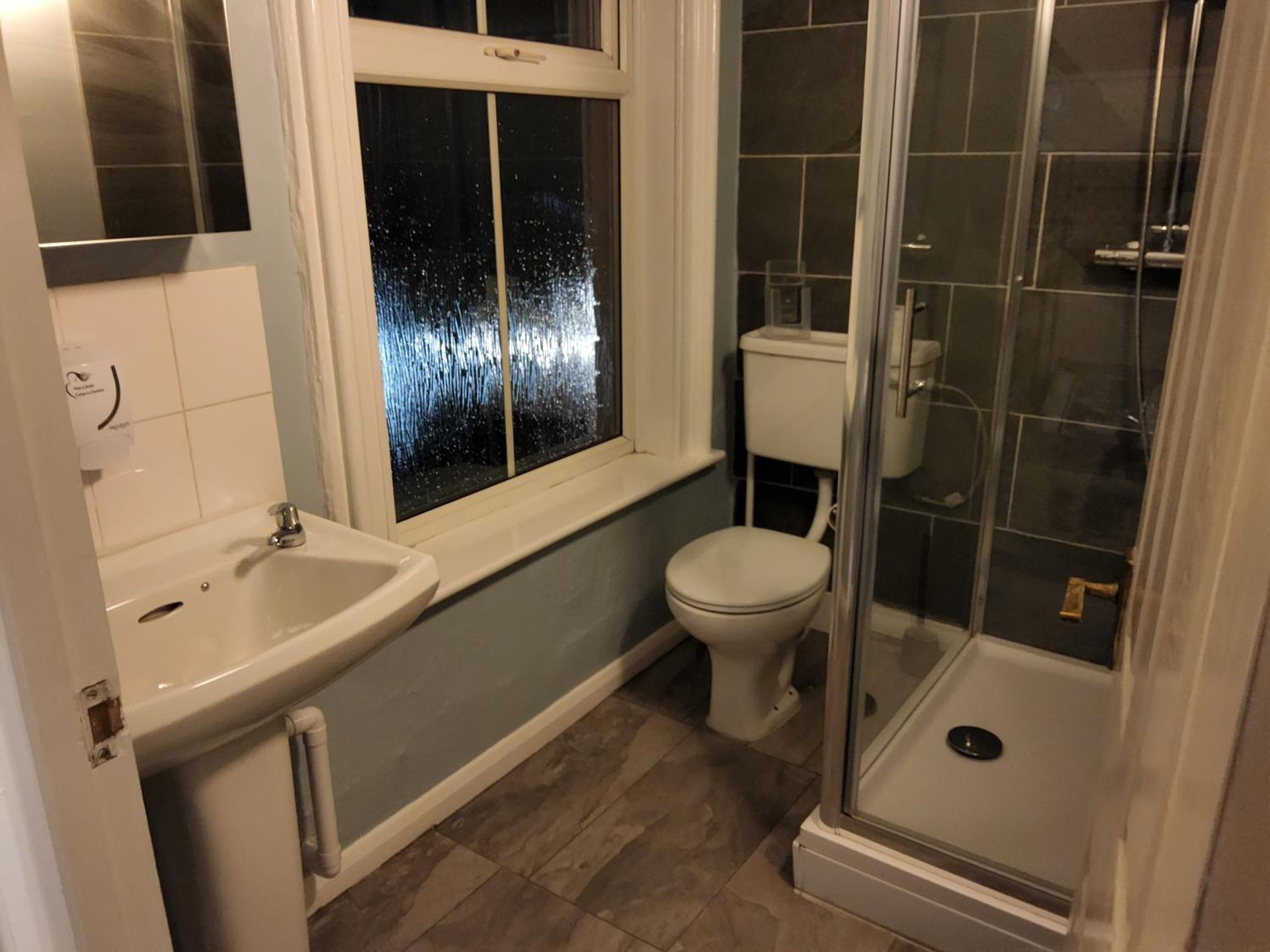 Standard Double Room - Photo 15