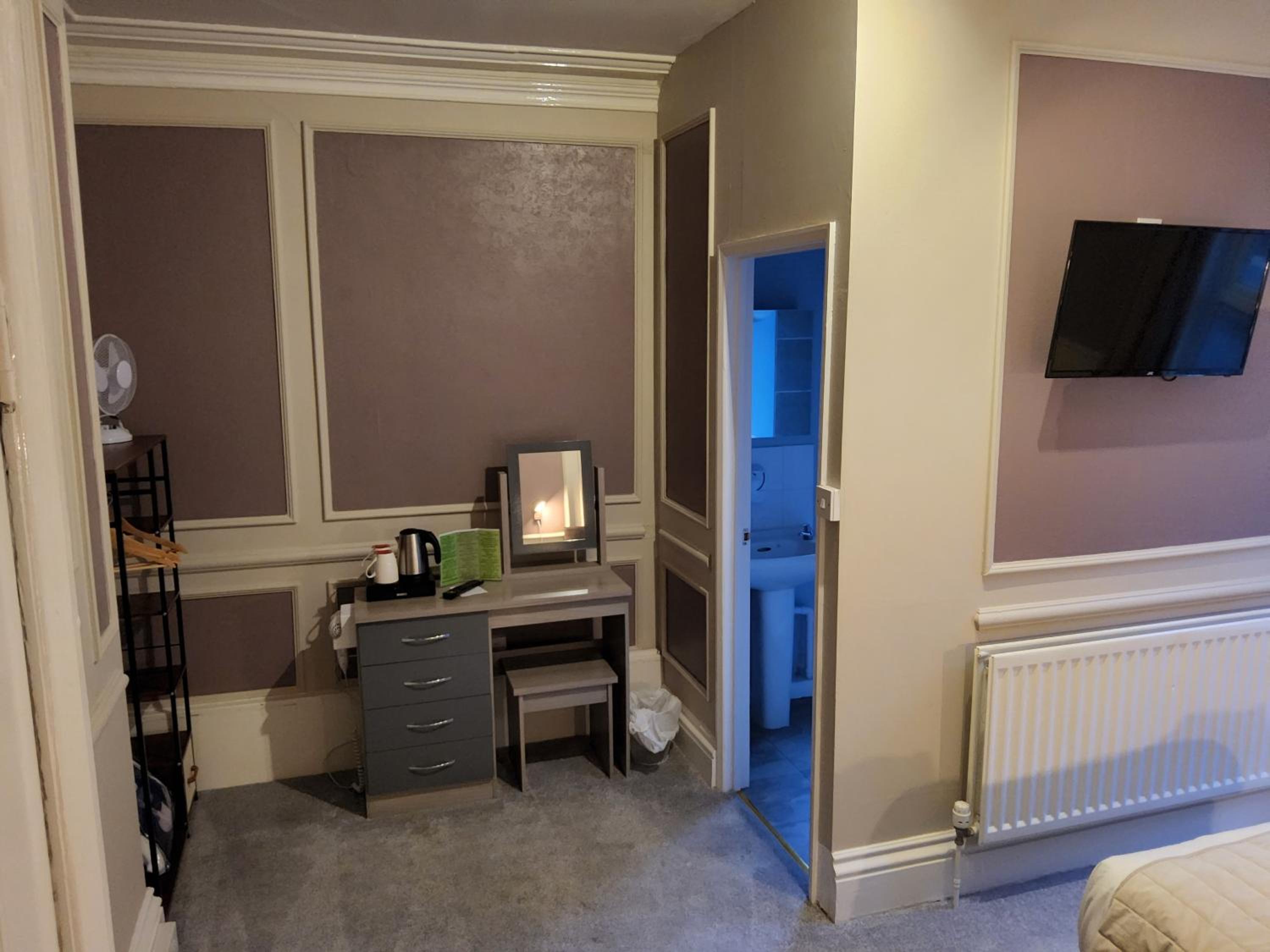 Standard Double Room - Photo 10
