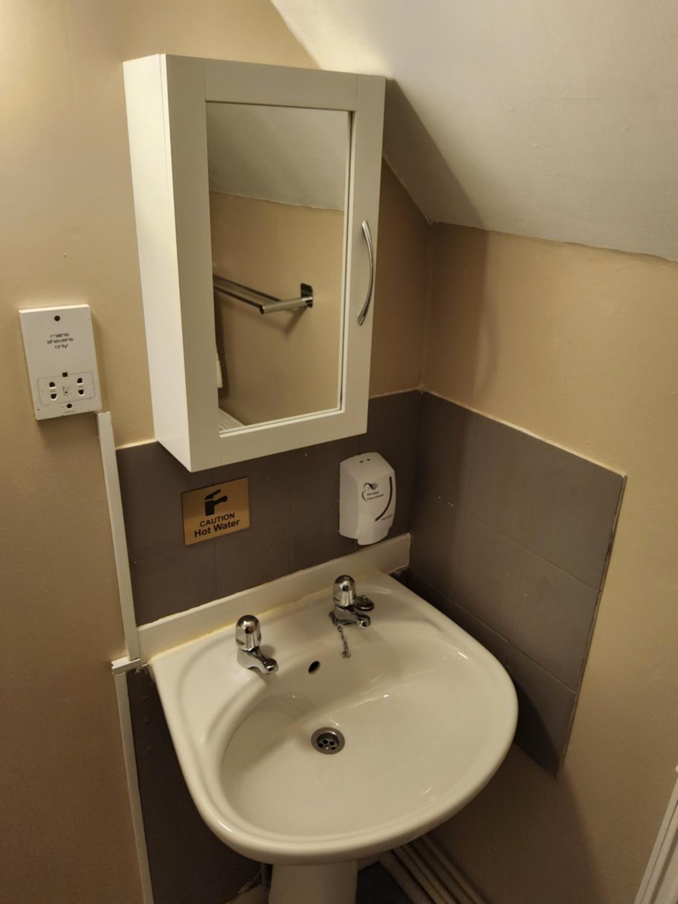 Standard Double Room - Photo 3