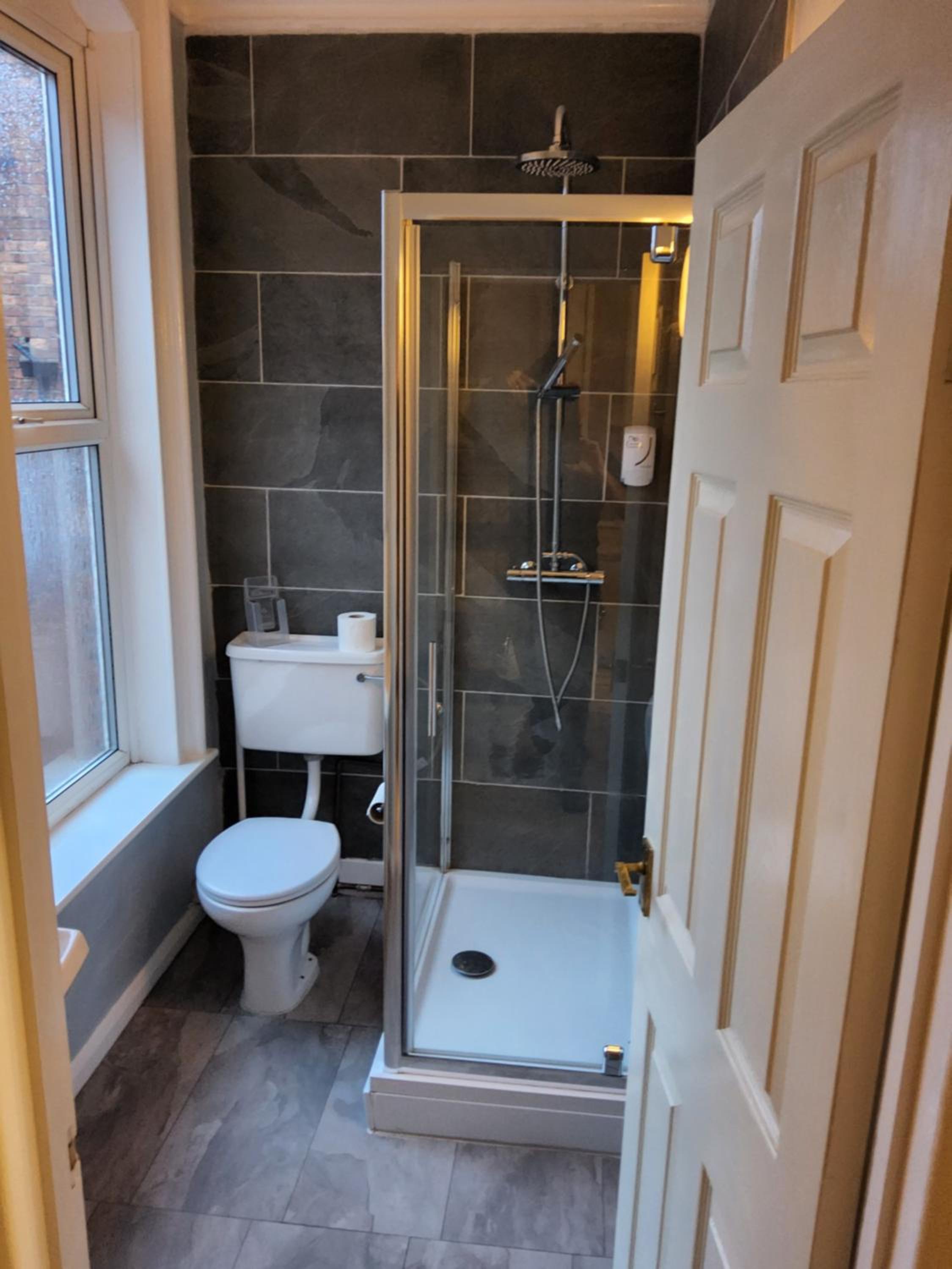 Standard Double Room - Photo 11