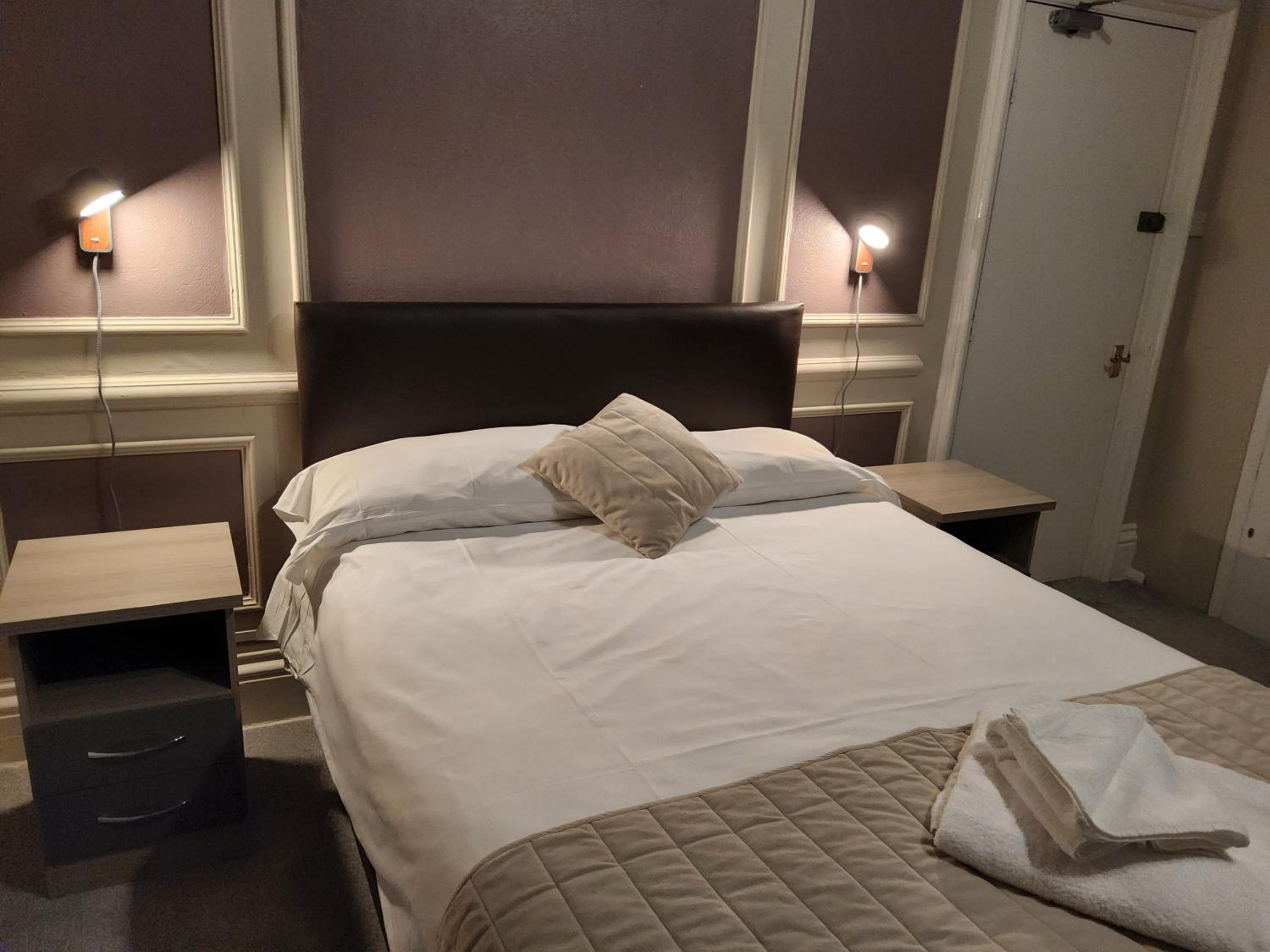 Standard Double Room - Photo 17