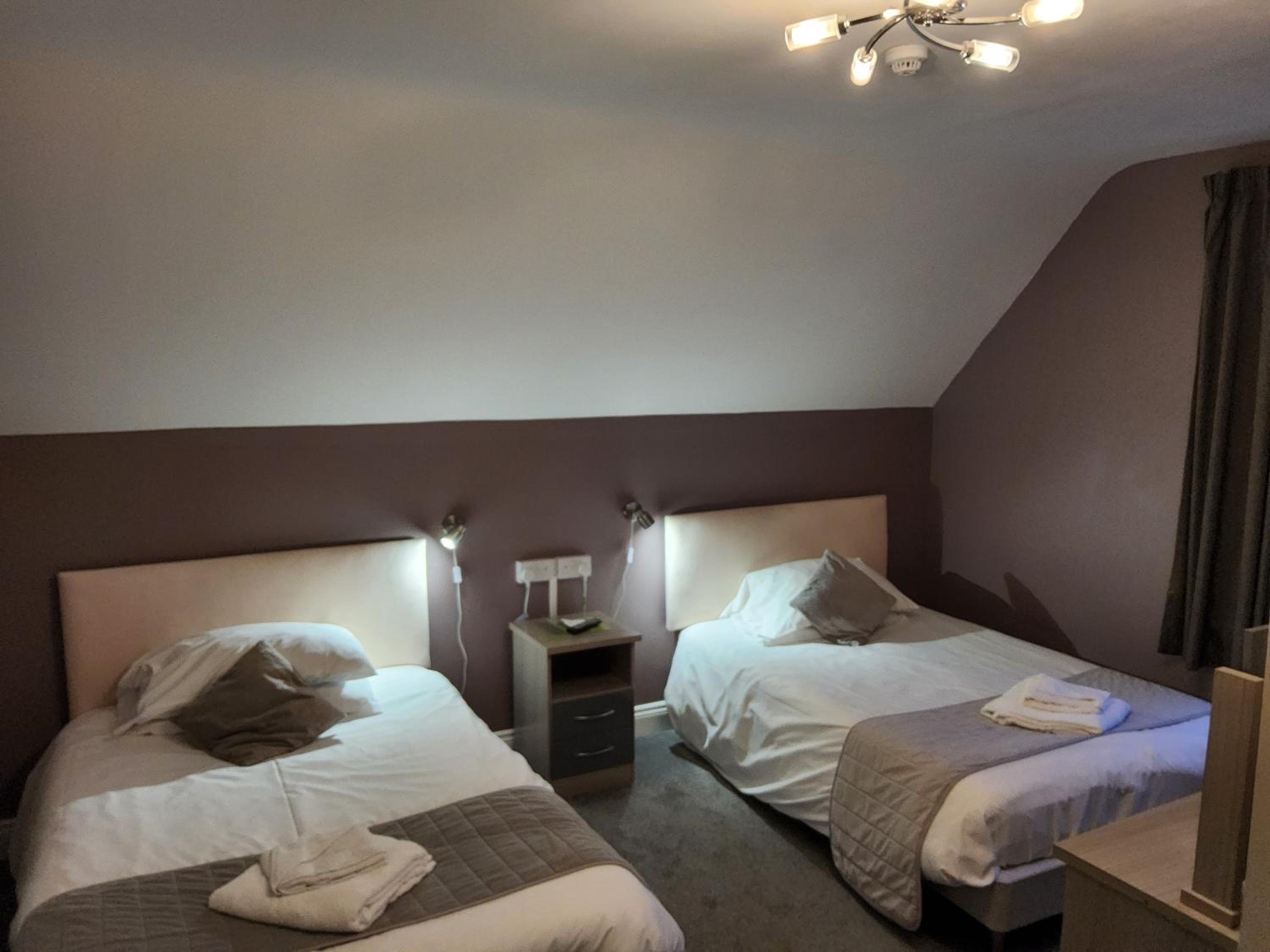 Twin Room with Shower - Photo 1