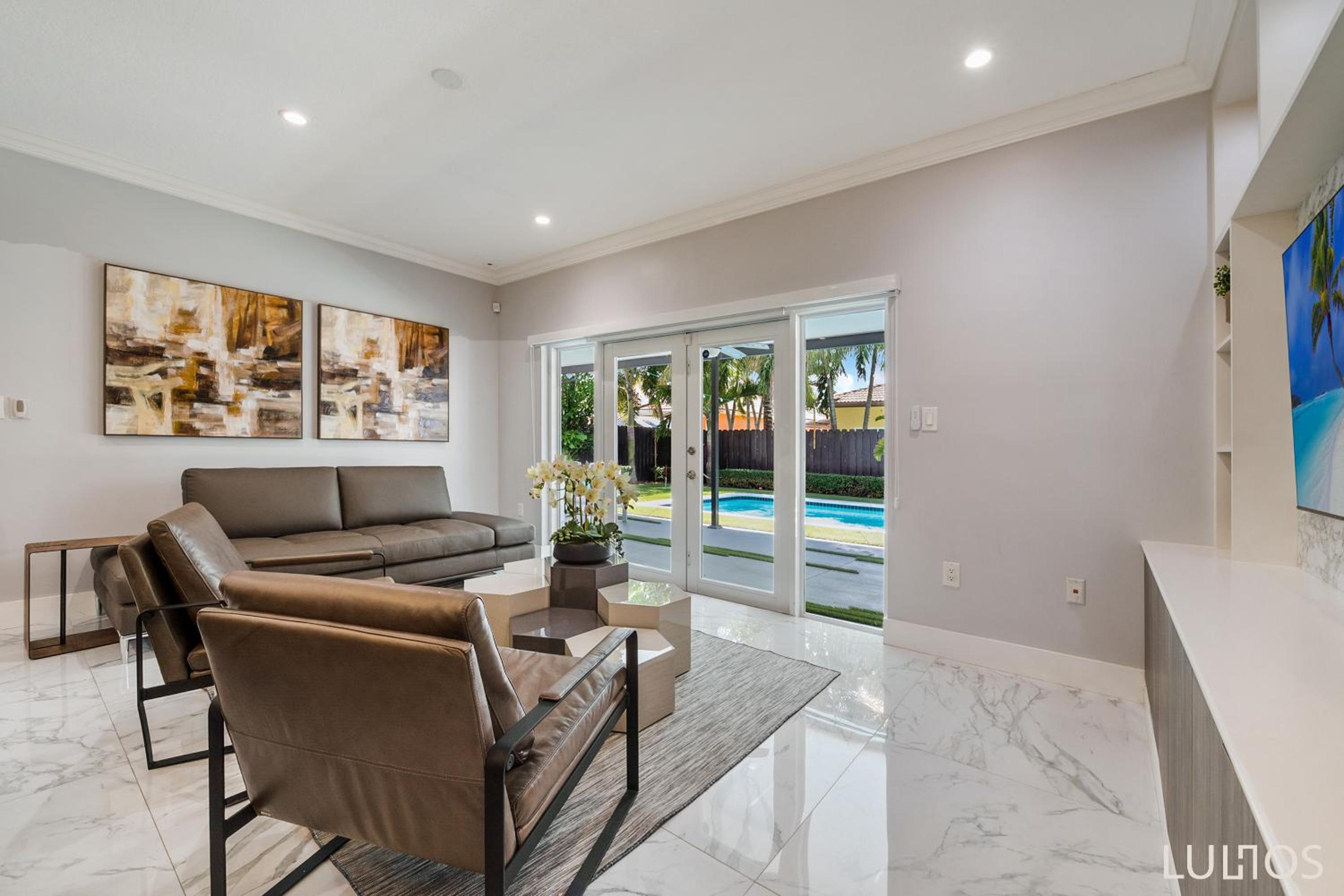 Five-Bedroom House photo 1