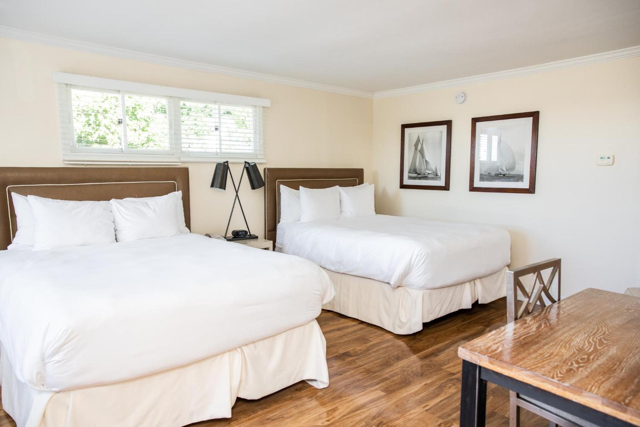 Queen Room with Two Queen Beds photo 3