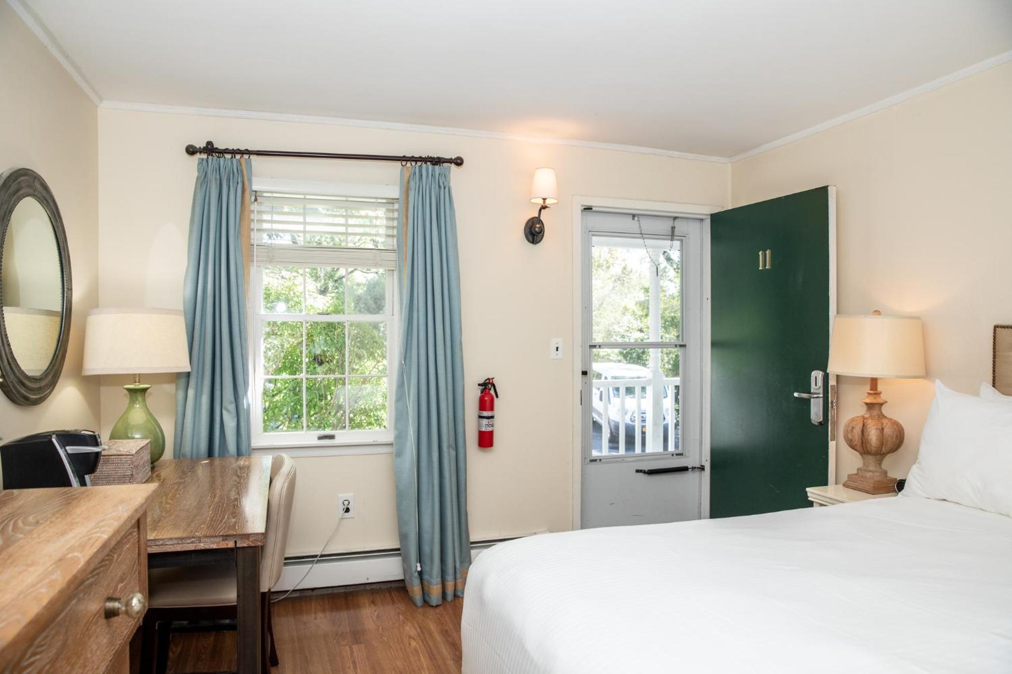 Standard King Room photo 2