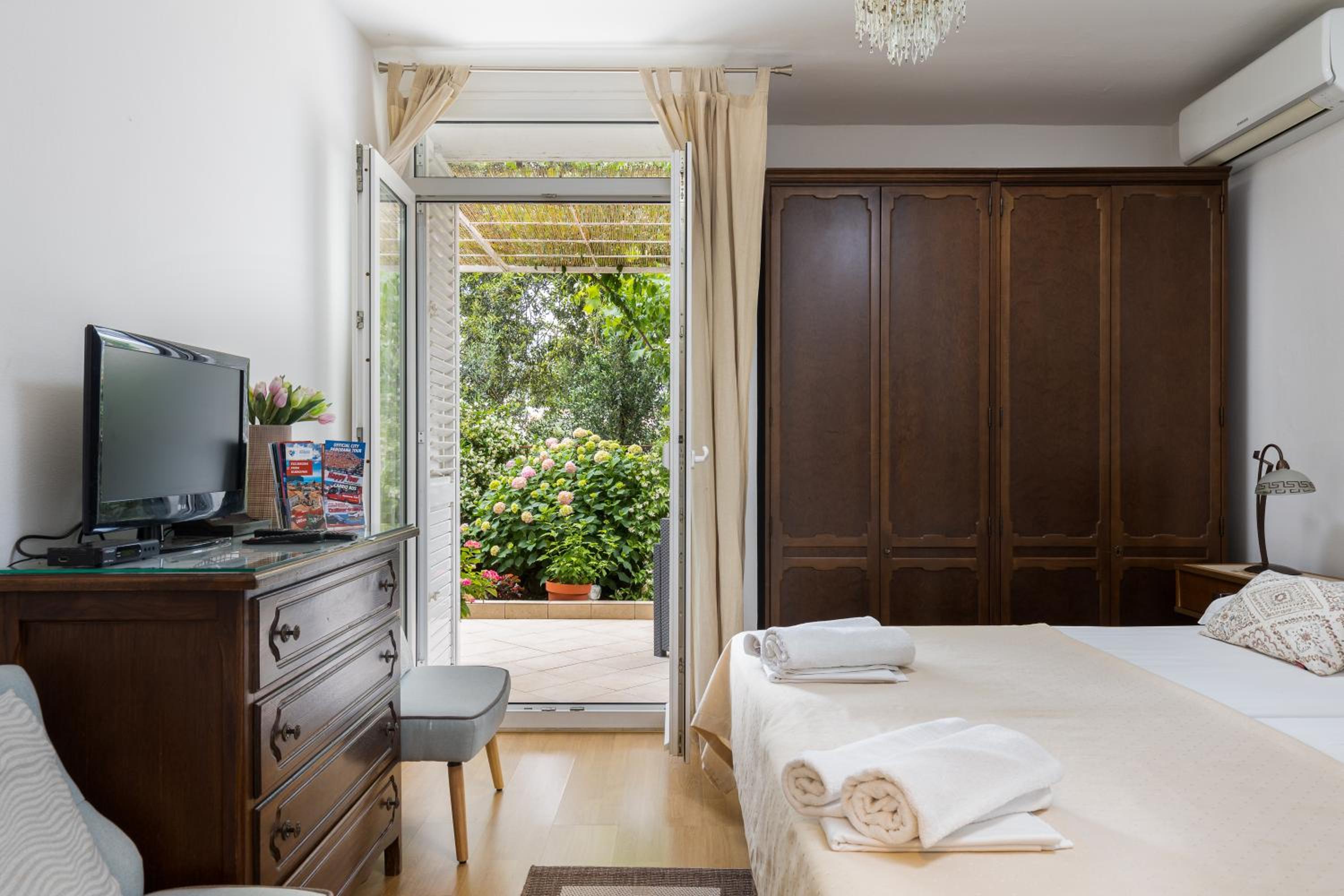 Twin Room with Private External Bathroom