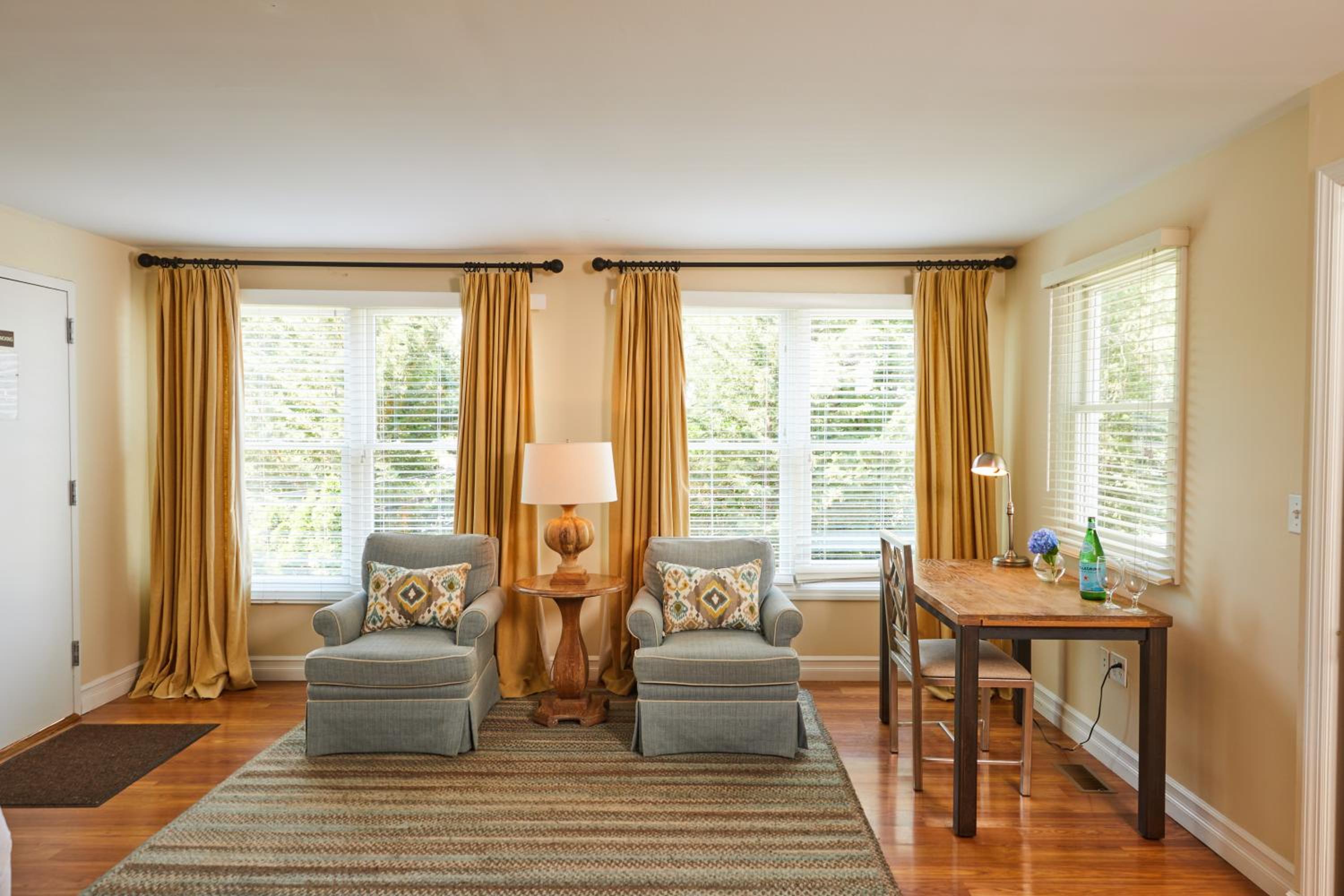 Queen Room with Two Queen Beds photo 3