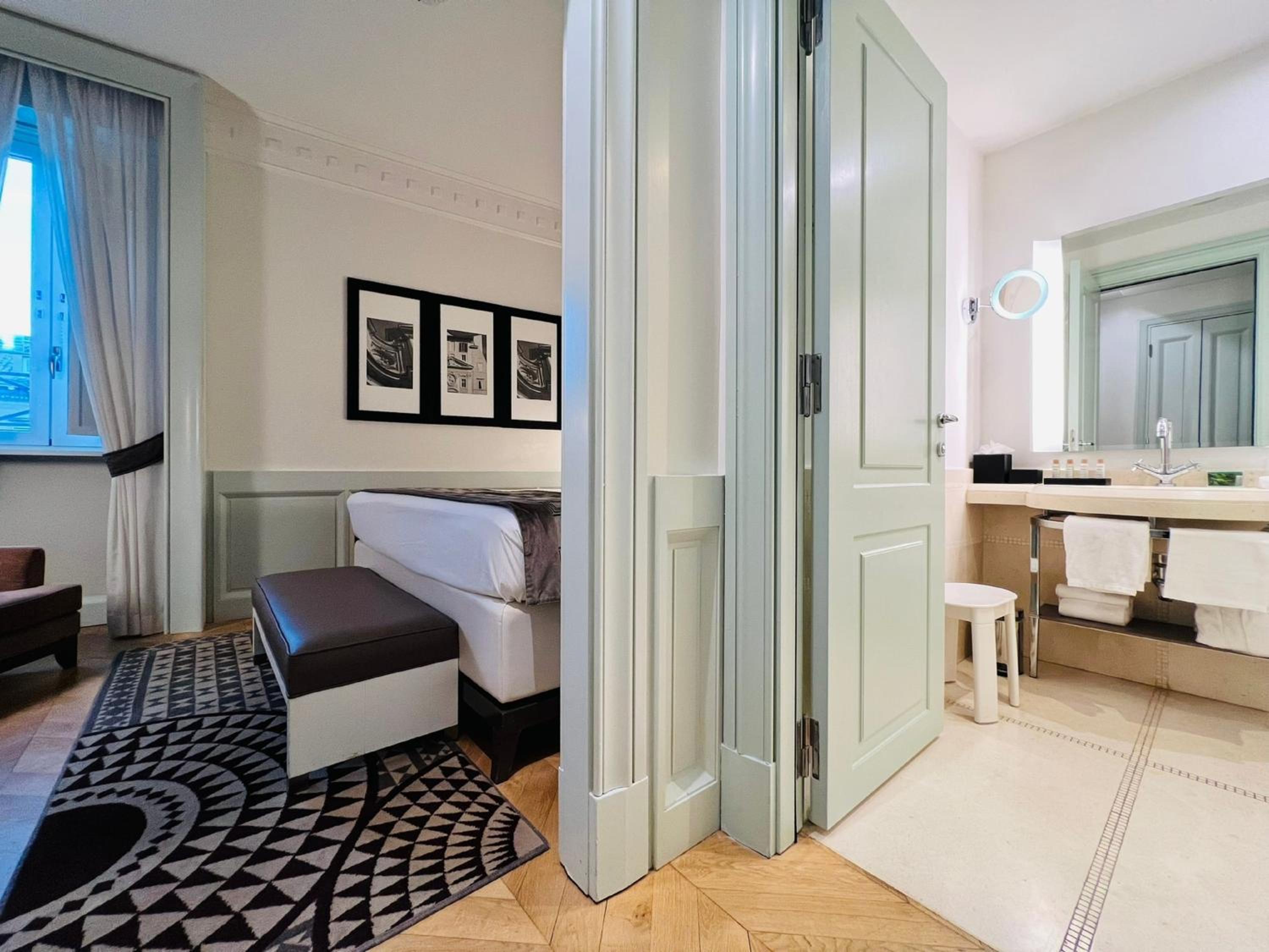 Junior King Suite with Balcony thumbnail 5