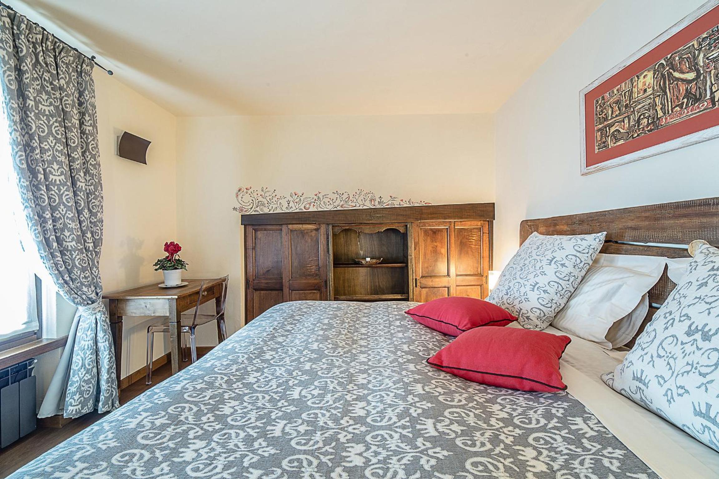 Suite - Photo 1
