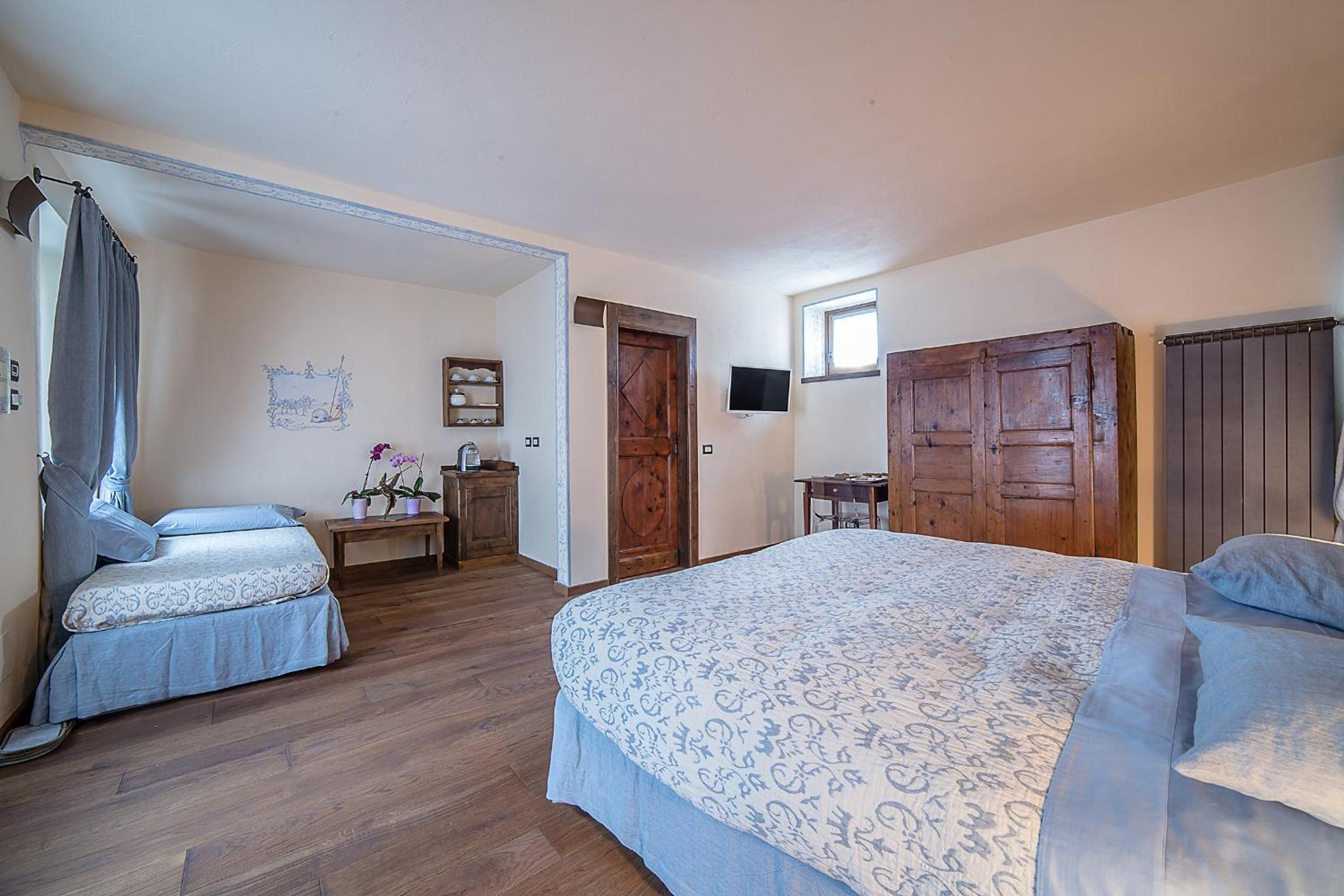 Deluxe Double Room with Balcony - Photo 9