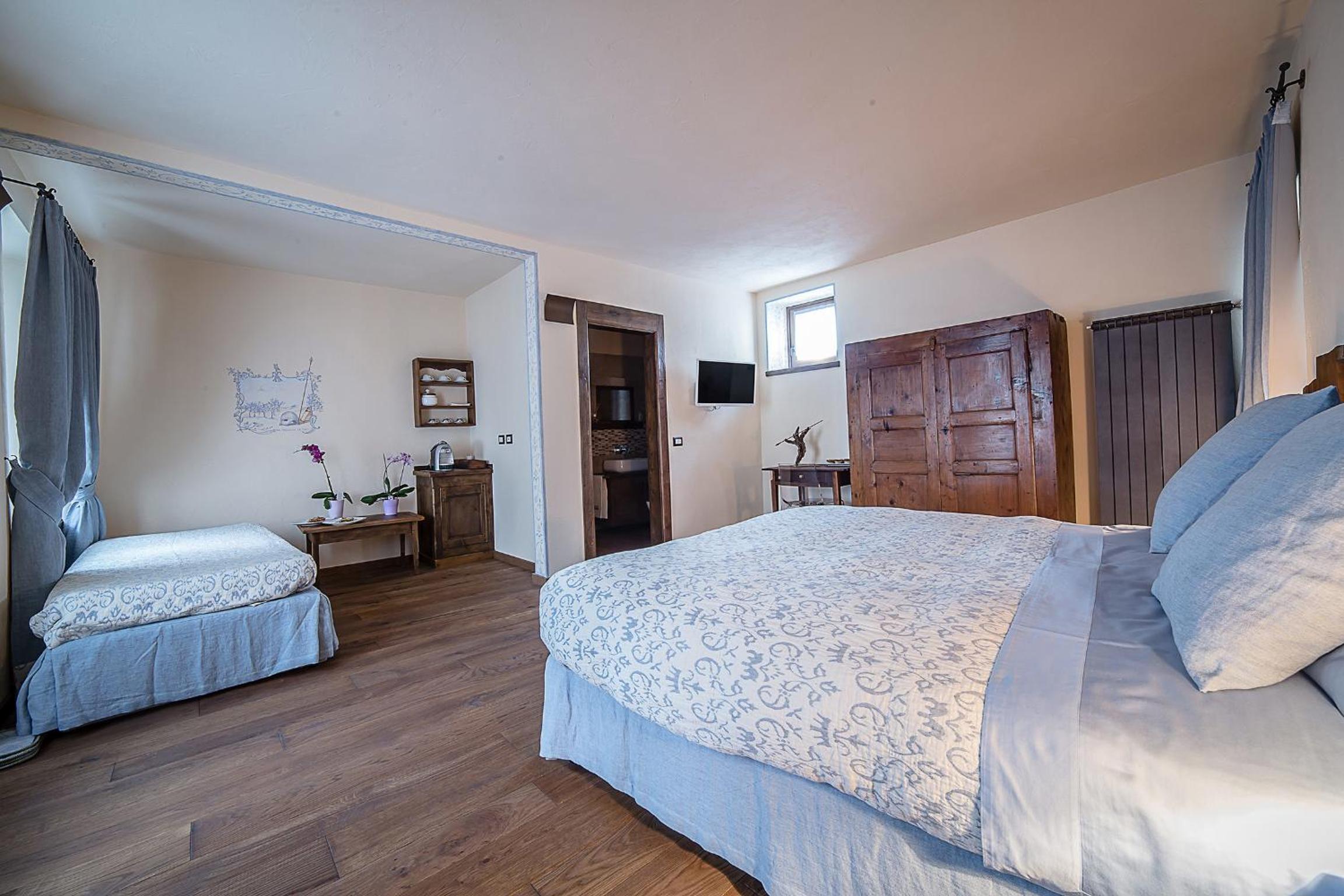 Deluxe Double Room with Balcony - Photo 2