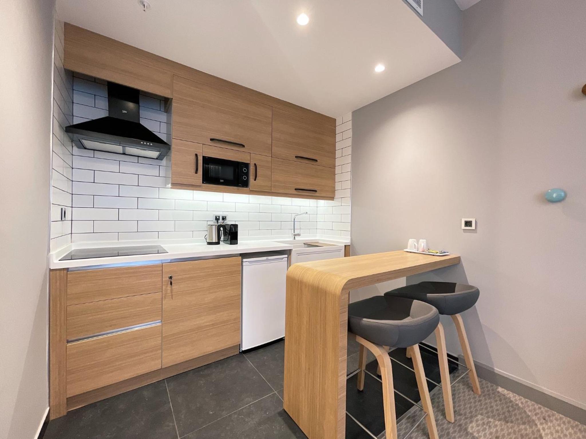 One-Bedroom Suite with Kitchenette - Smoking - Photo 2