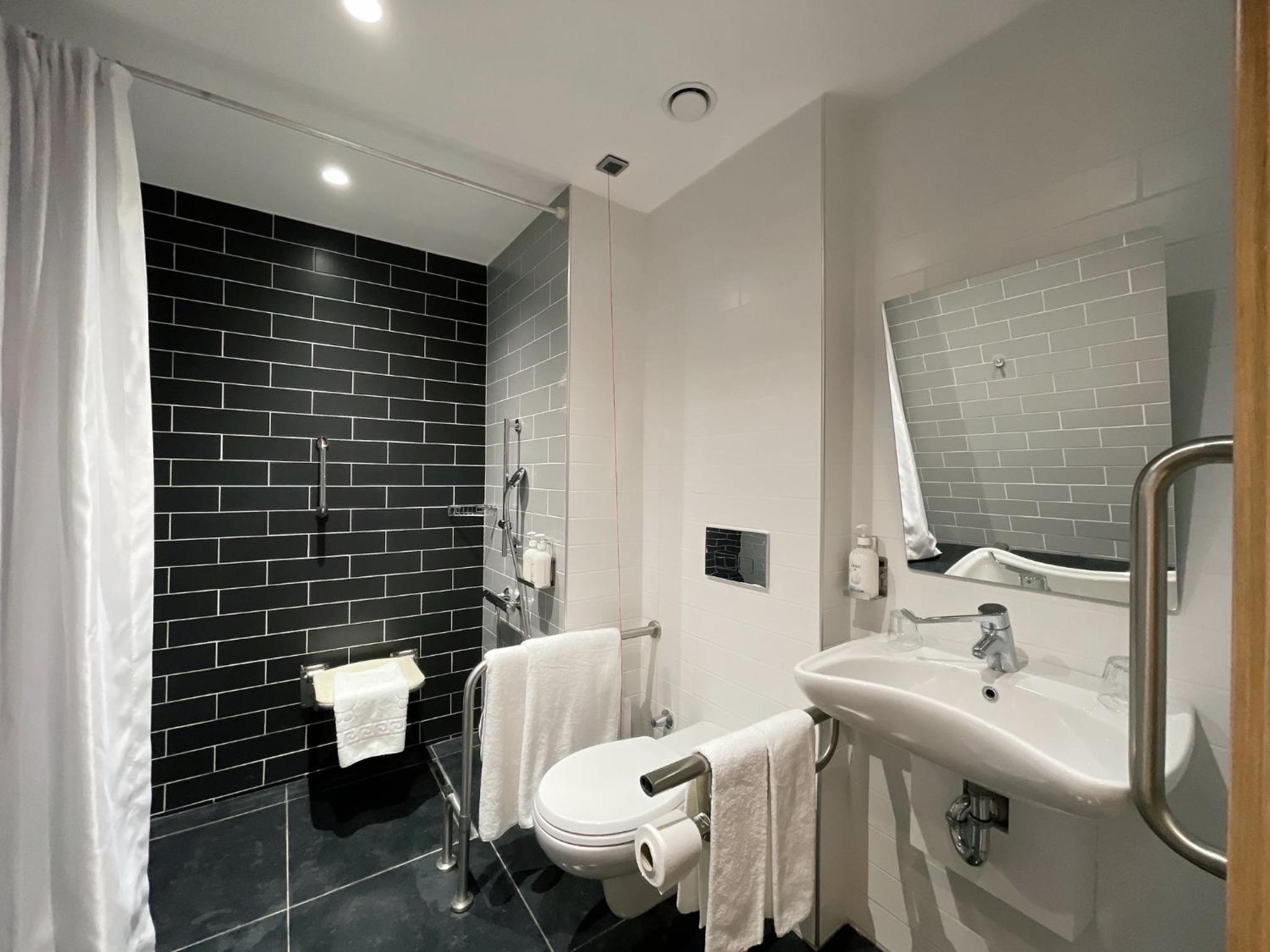 Standard Queen Room - Accessible with Free Breakfast - Photo 2