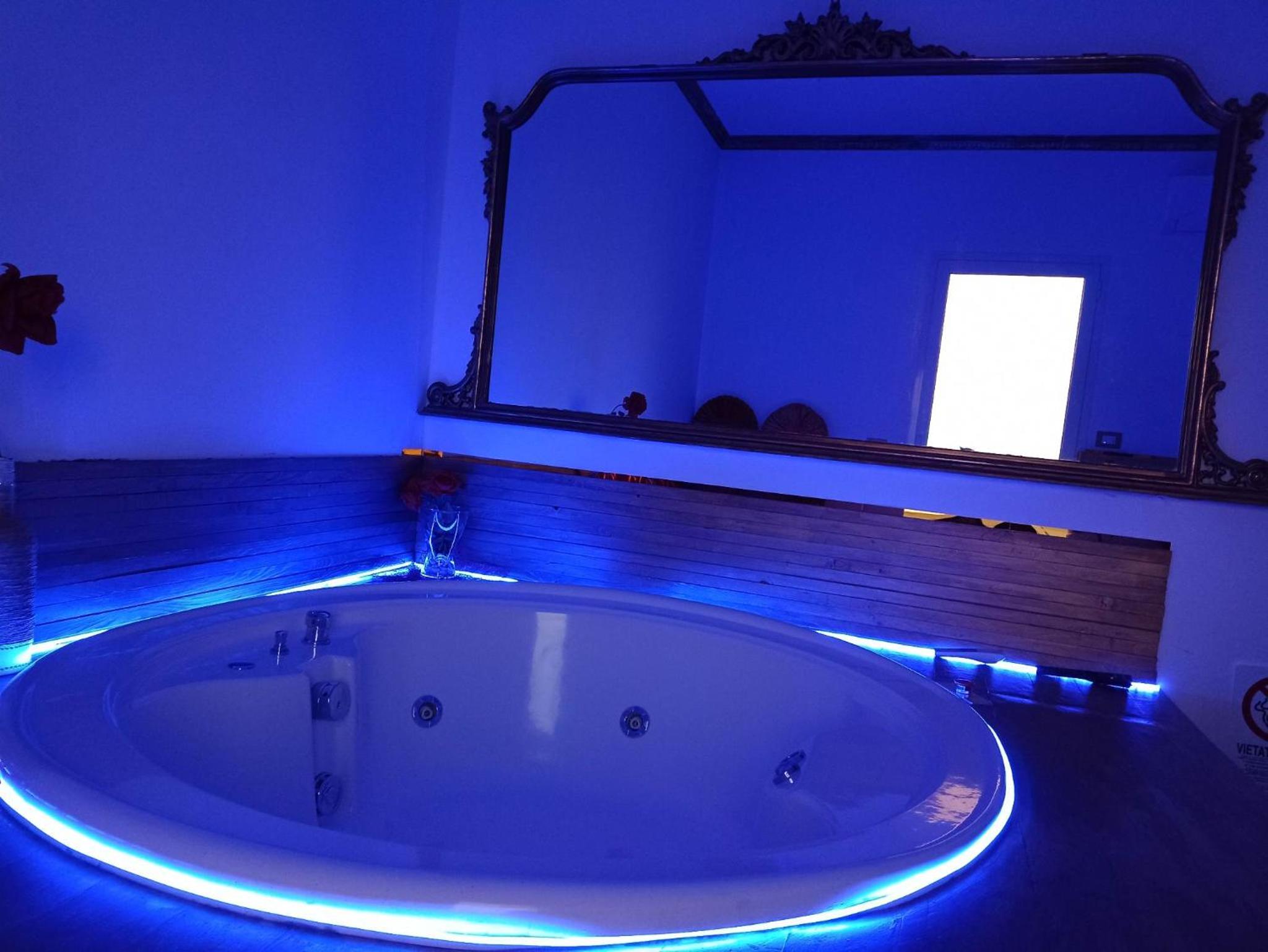 Suite with Spa Bath - Photo 11