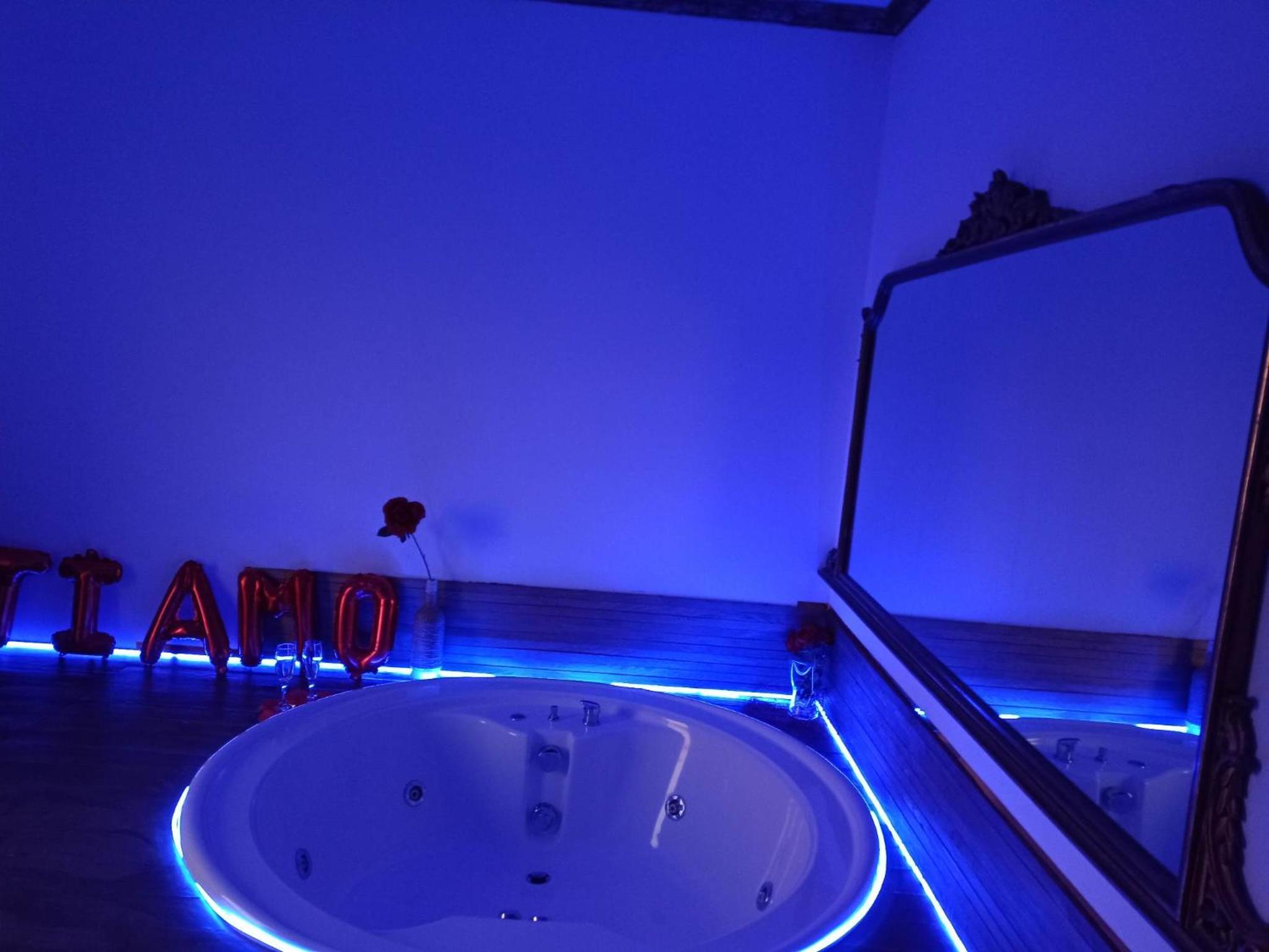 Suite with Spa Bath - Photo 16