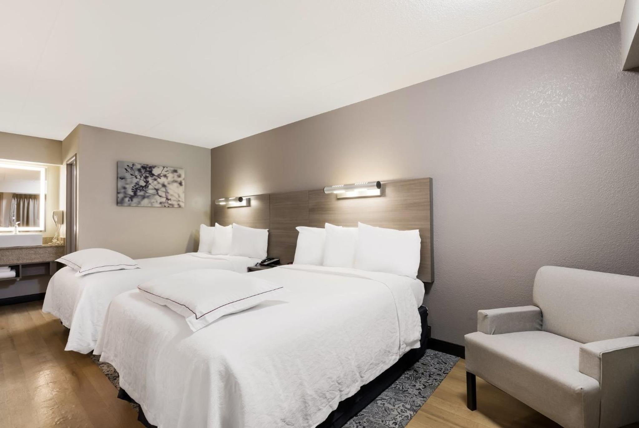 Premium Room with Two Double Beds Smoke Free (Upgraded Bedding & Snack) - Photo 5