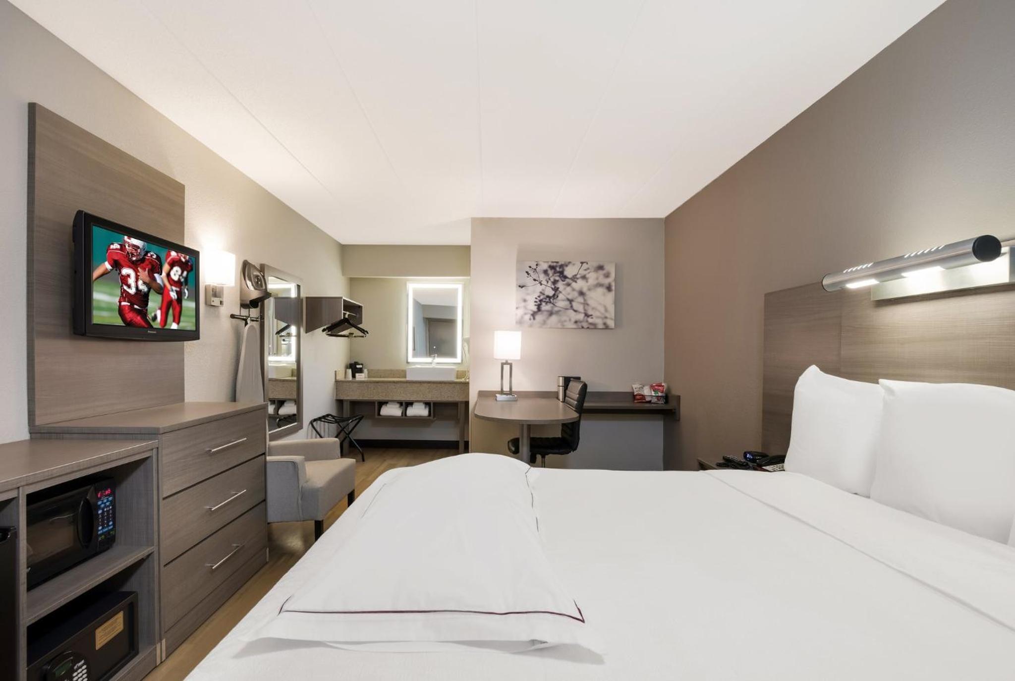 Premium King Room Smoke Free (Upgraded Bedding & Snack) - Photo 5