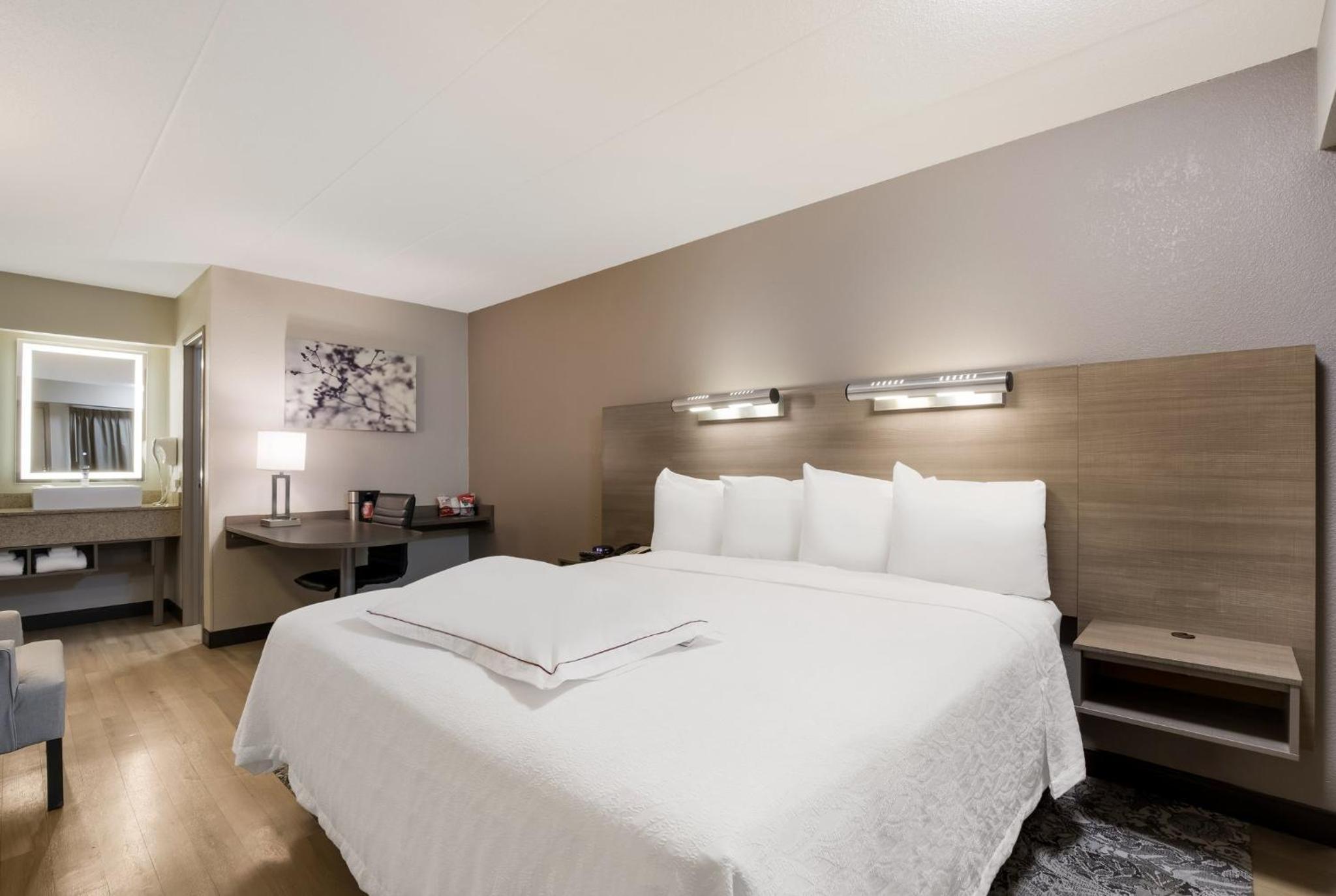 Premium King Room Smoke Free (Upgraded Bedding & Snack) - Photo 1