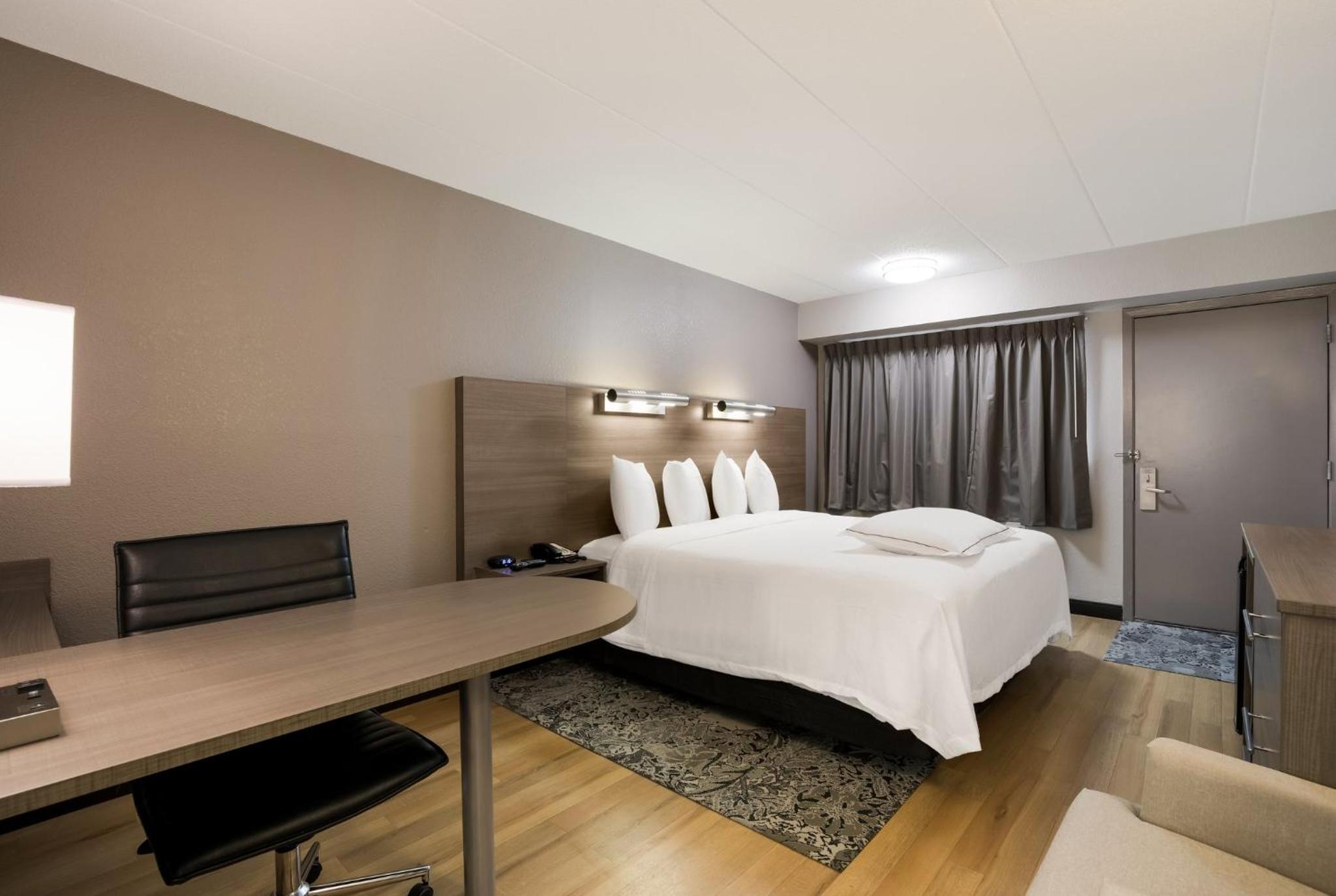 Premium King Room Smoke Free (Upgraded Bedding & Snack) - Photo 3