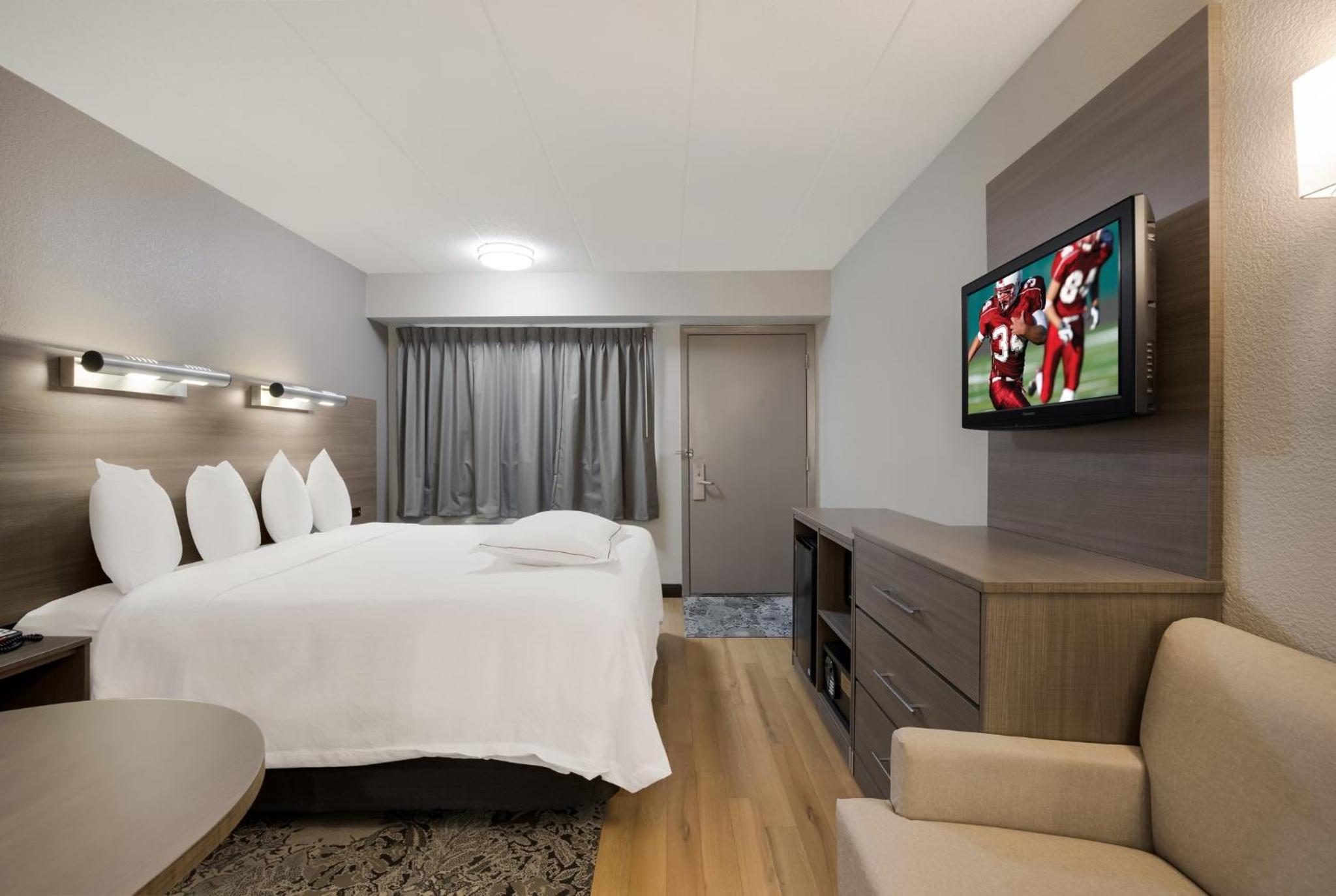 Premium King Room Smoke Free (Upgraded Bedding & Snack) - Photo 6
